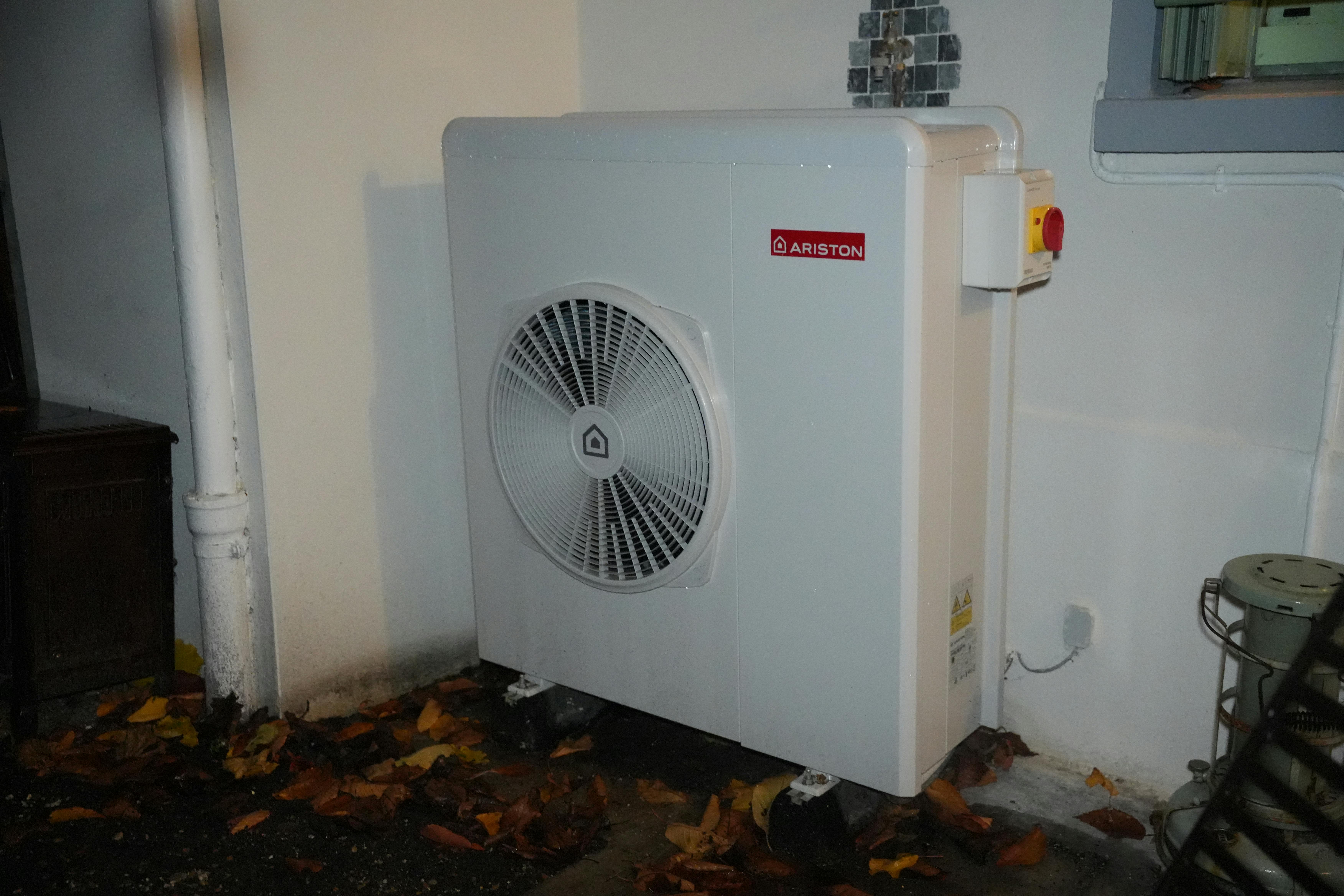 pompe à chaleur air eau installée chez madame Trouillard par carrefour énergies x avisun