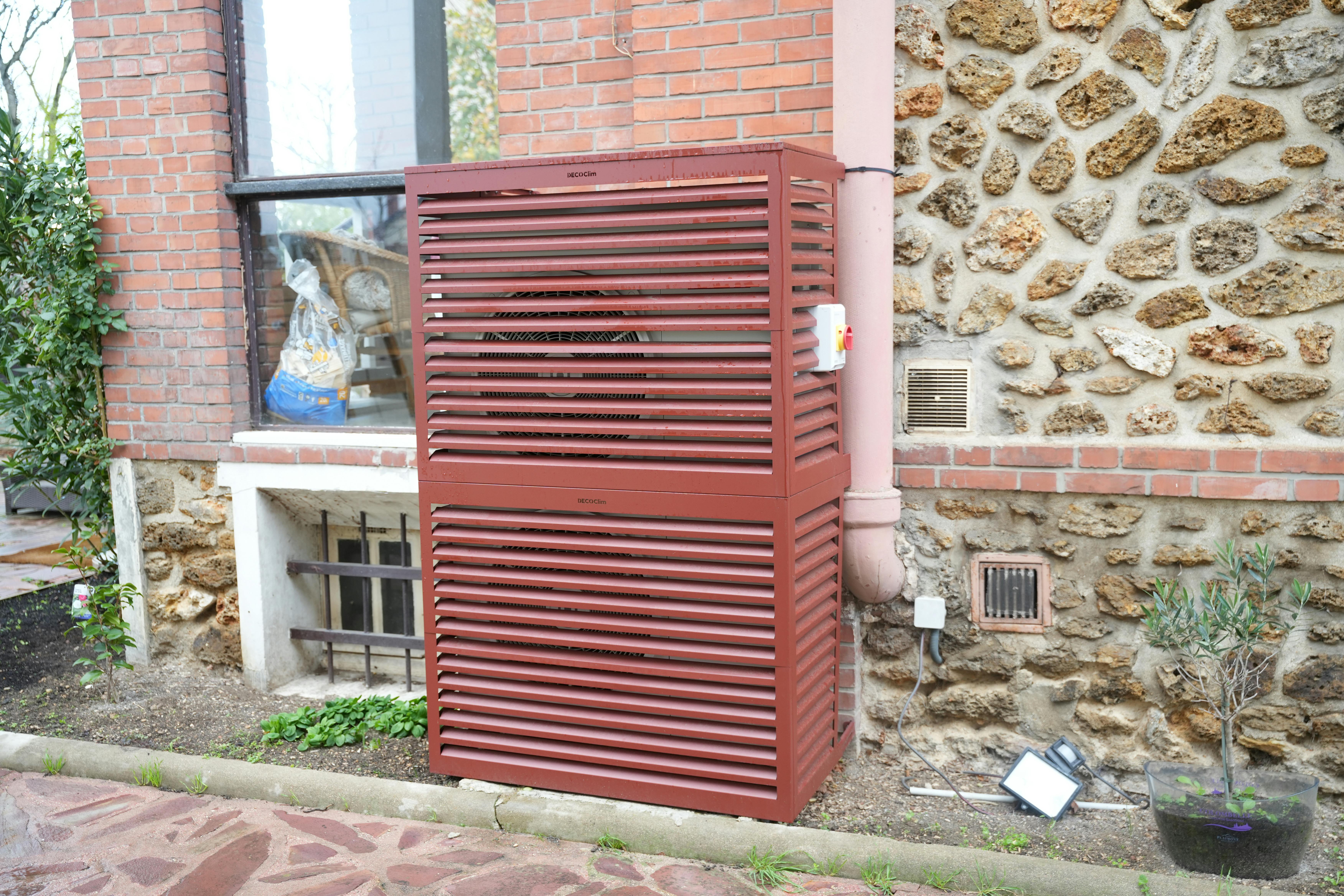 cache pompe à chaleur air eau installée chez monsieur Avice par carrefour énergies x avisun