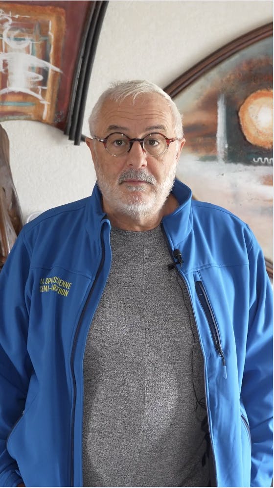 Monsieur Philipart entrain de parler de son installation d'une pompe à chaleur air/eau par Carrefour énergies