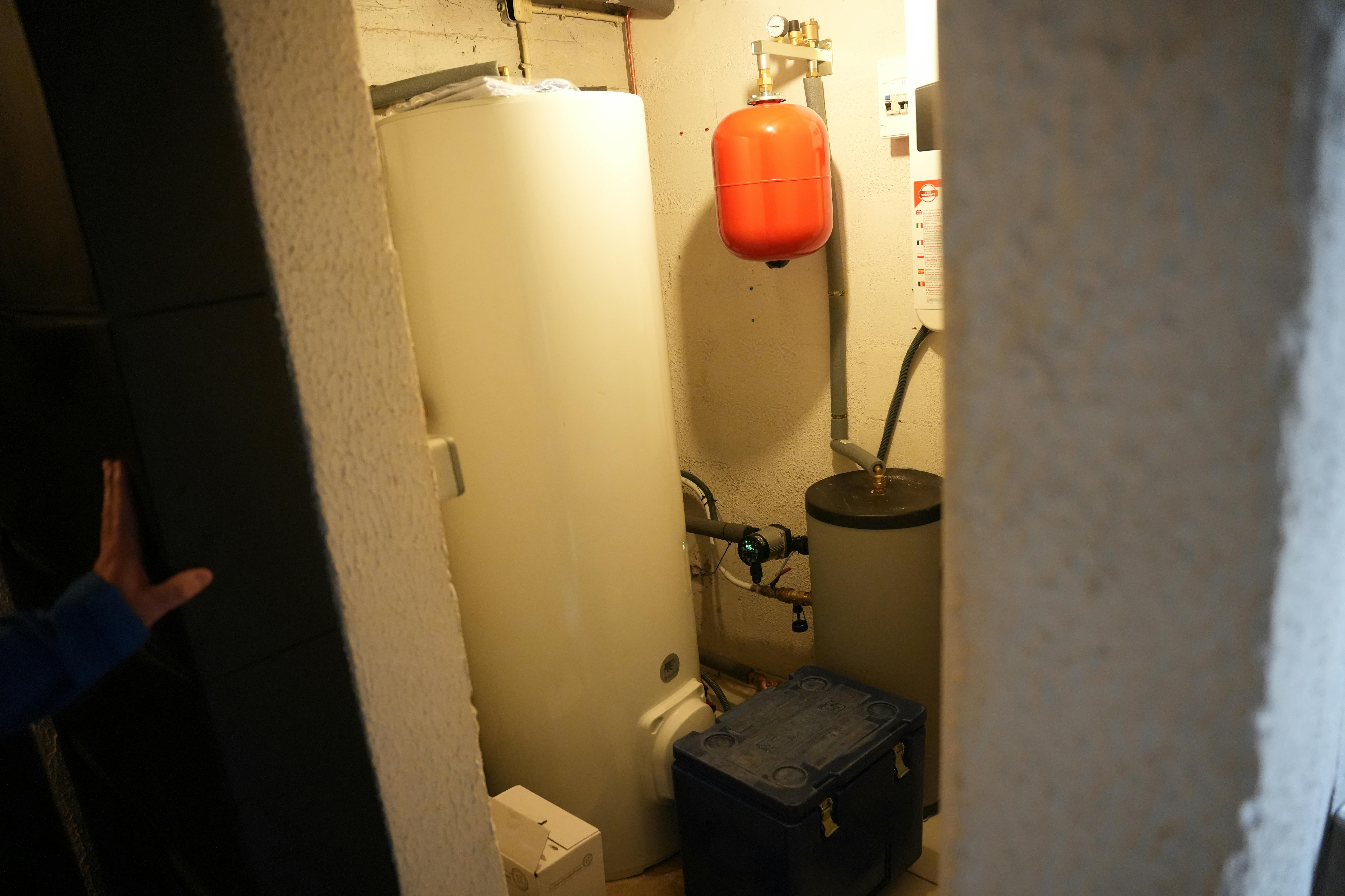 ballon thermodynamique et pompe à chaleur air eau installés dans buanderie