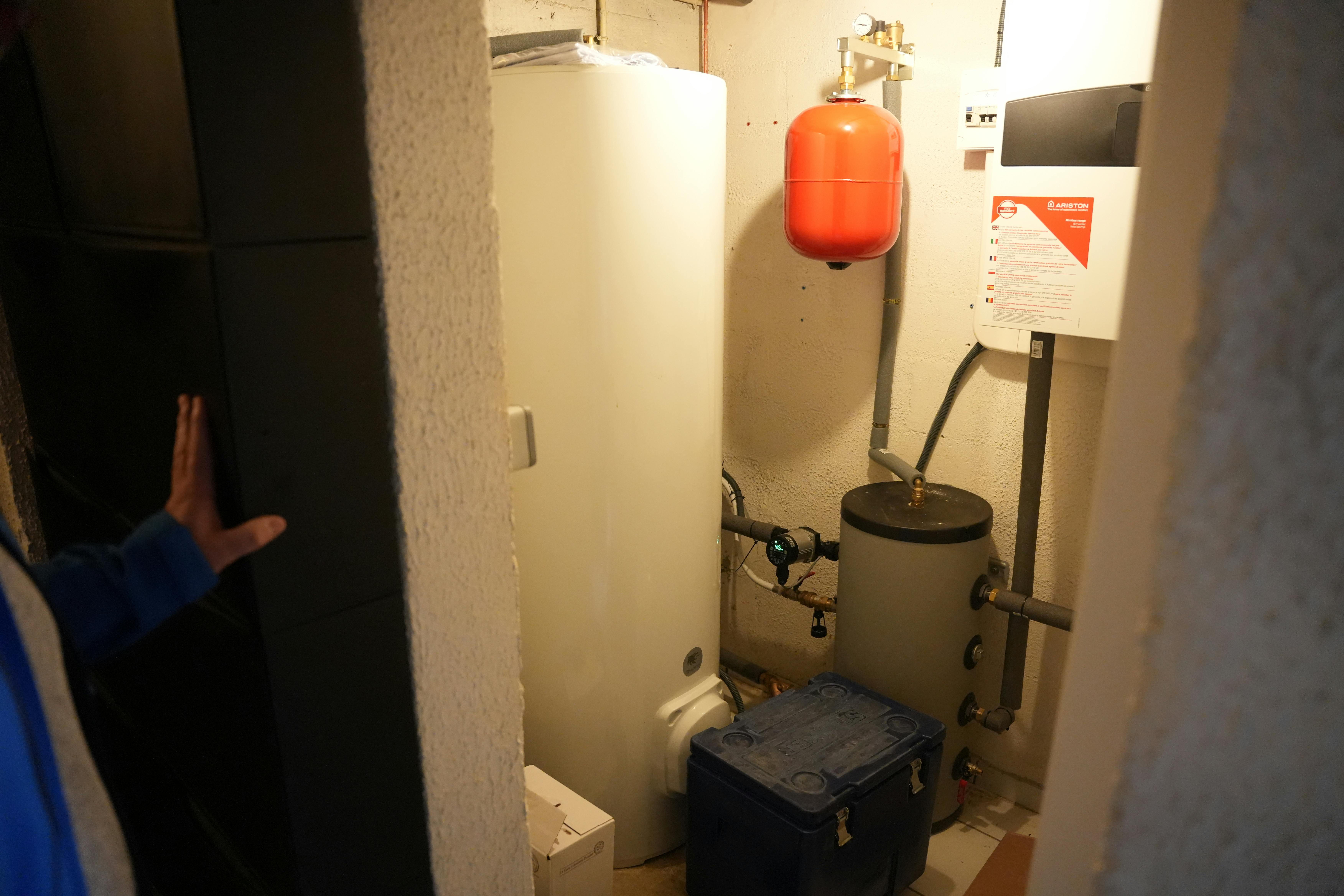 ballon thermodynamique et pompe à chaleur air eau installés dans buanderie