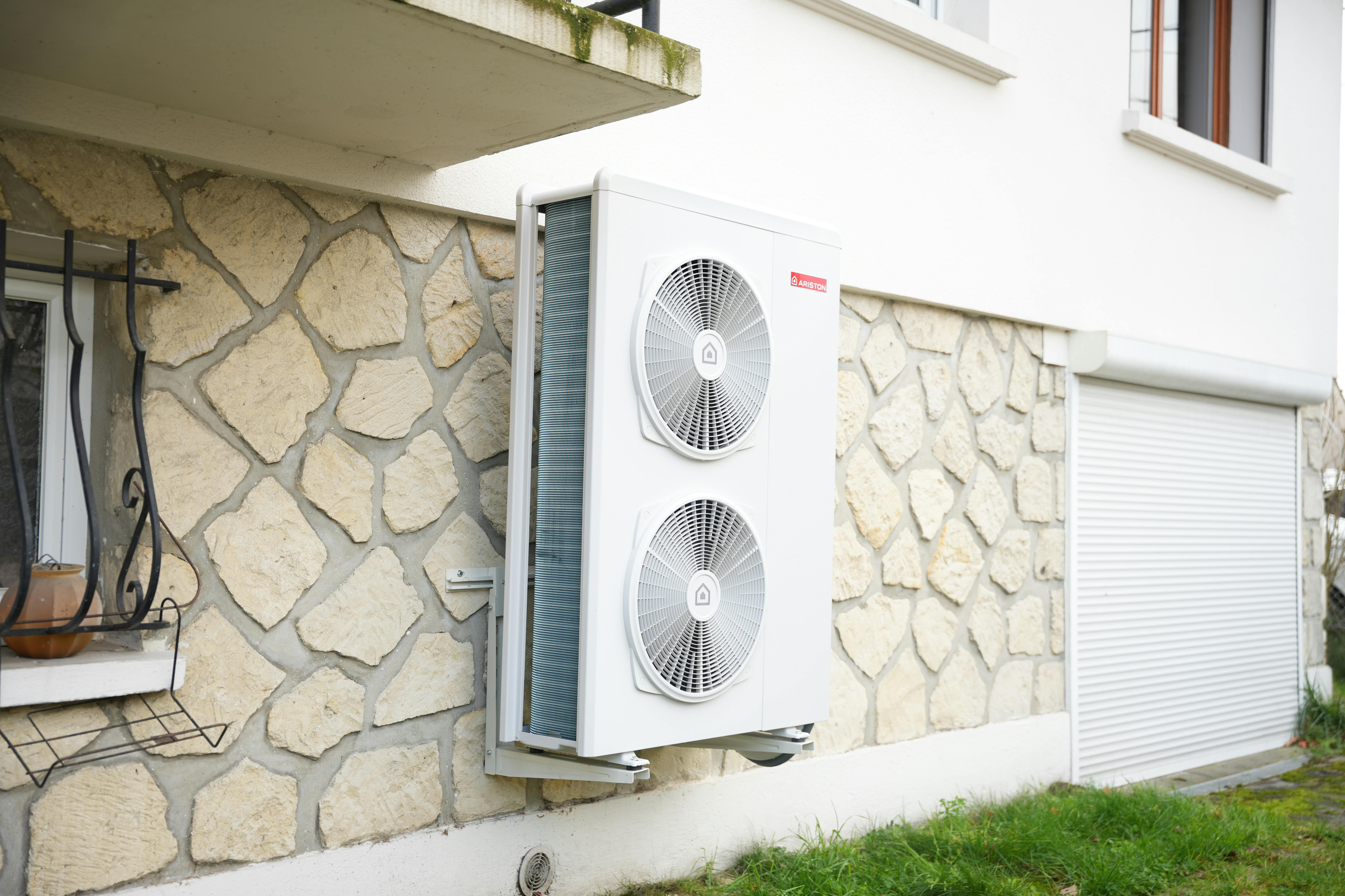 pompe à chaleur air eau installée sur facade maison