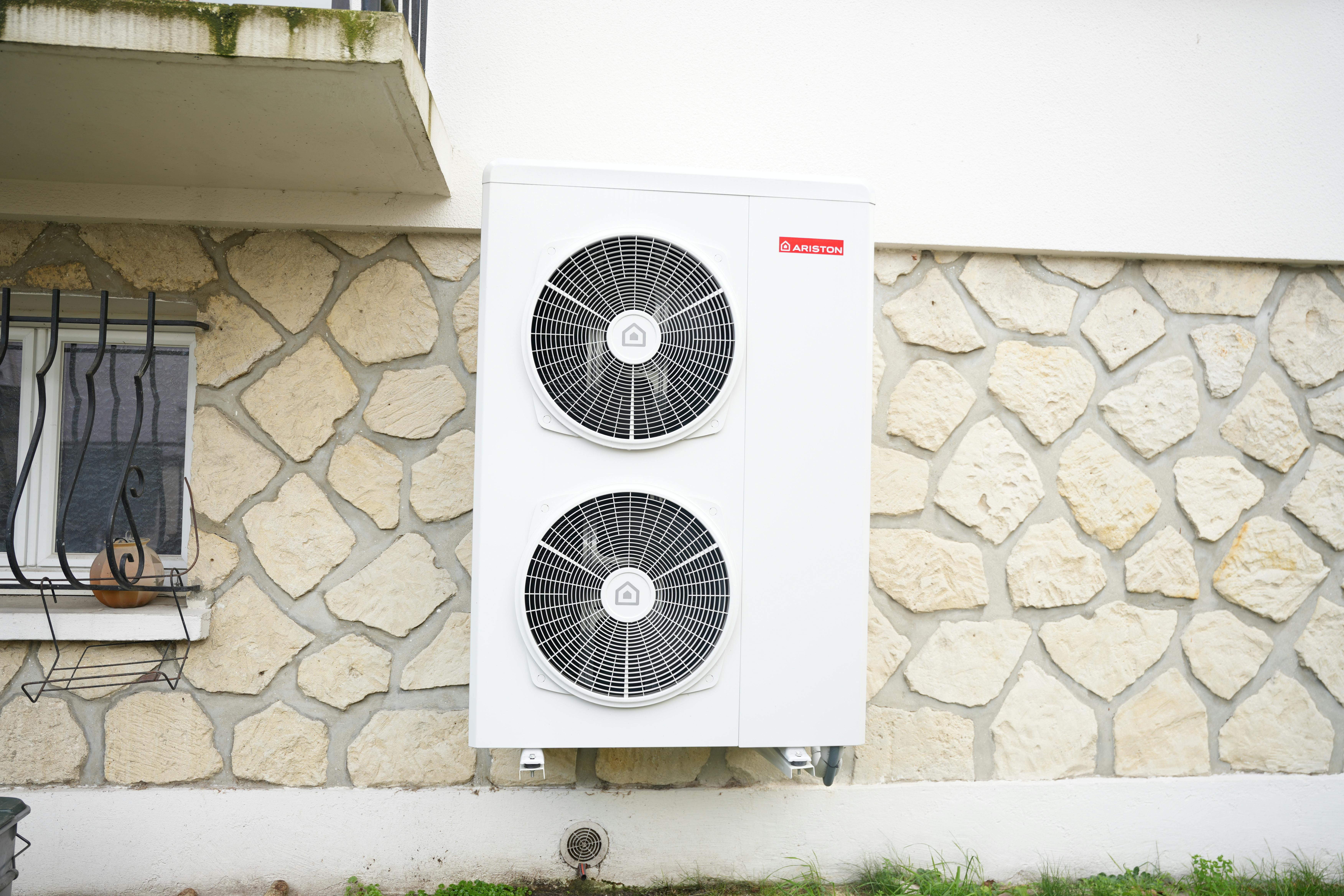 pompe à chaleur air eau installée sur facade maison