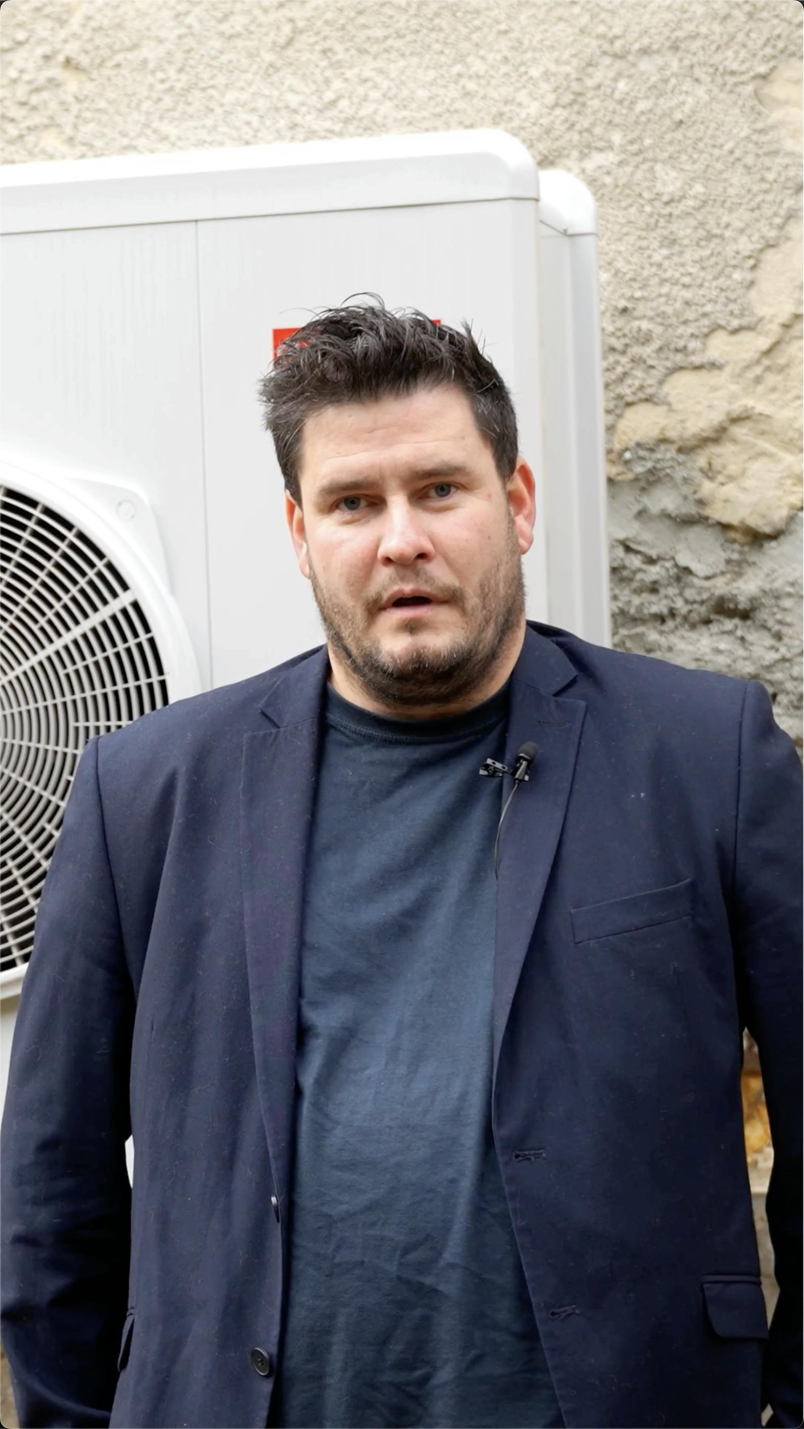 Monsieur Cassert entrain de parler de son installation d'une pompe à chaleur air/eau par Carrefour énergies