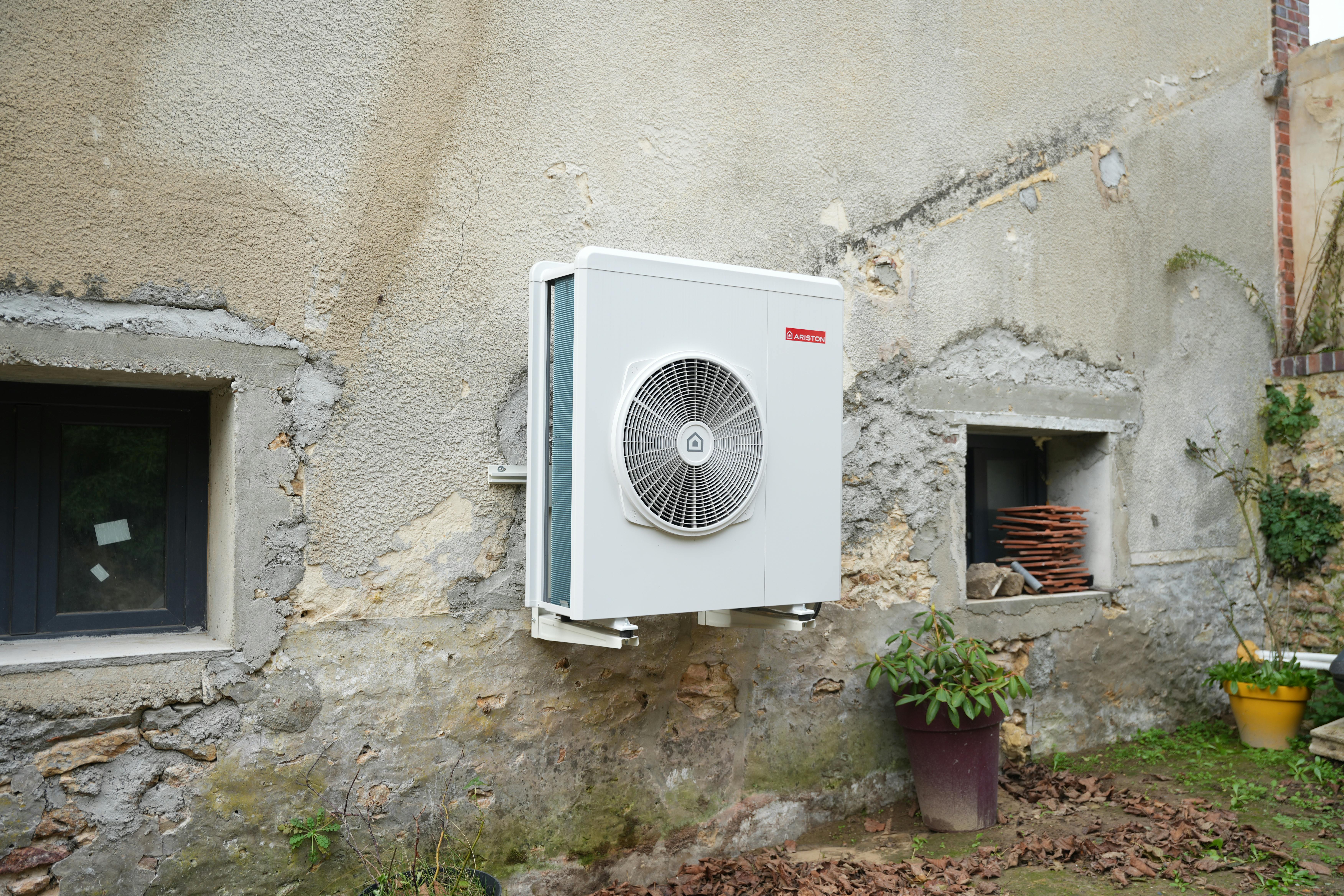 Pompe à chaleur air eau Ariston Nimbus installée sur façade maison par Carrefour énergies x Avisun