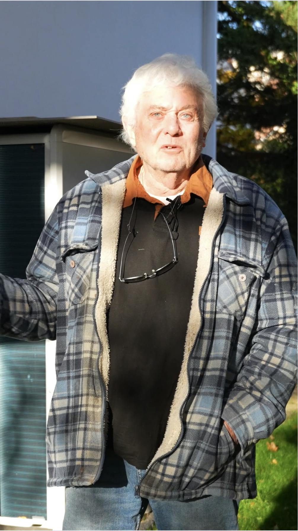 Monsieur Bresnu entrain de parler de son installation d'une pompe à chaleur air/eau par Carrefour énergies