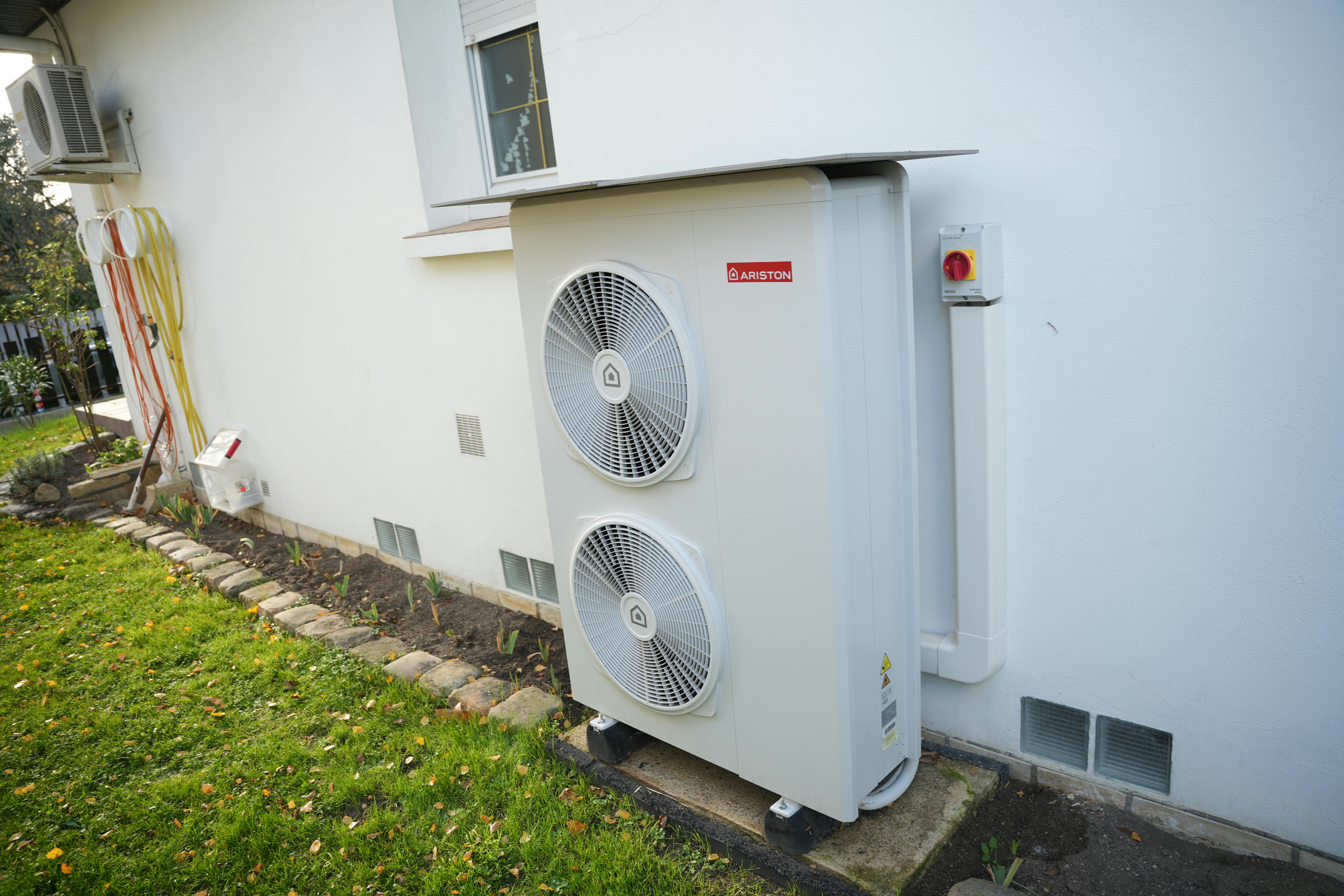 Pompe à chaleur air eau installée sur facade maison