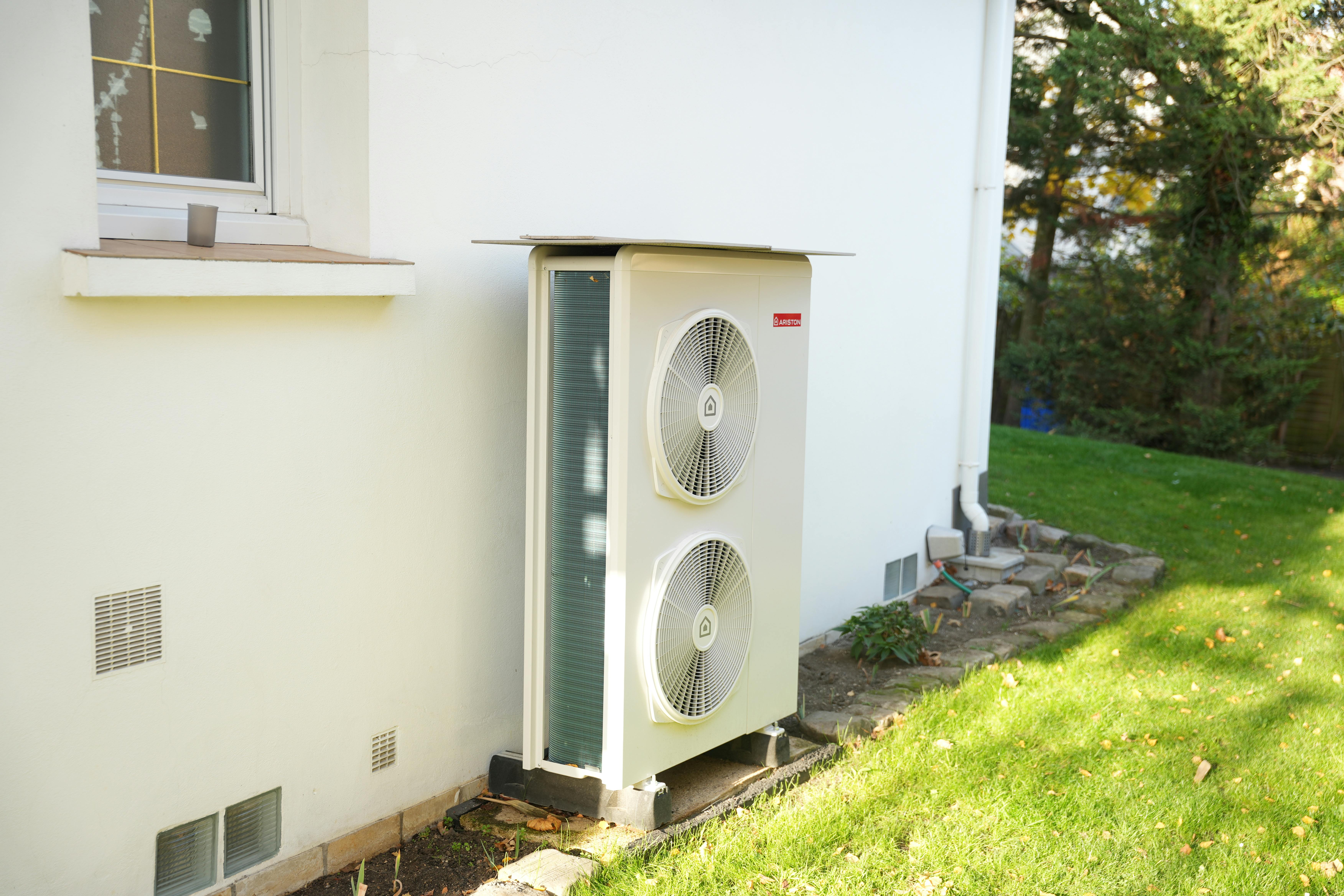 Pompe à chaleur air eau installée sur facade maison