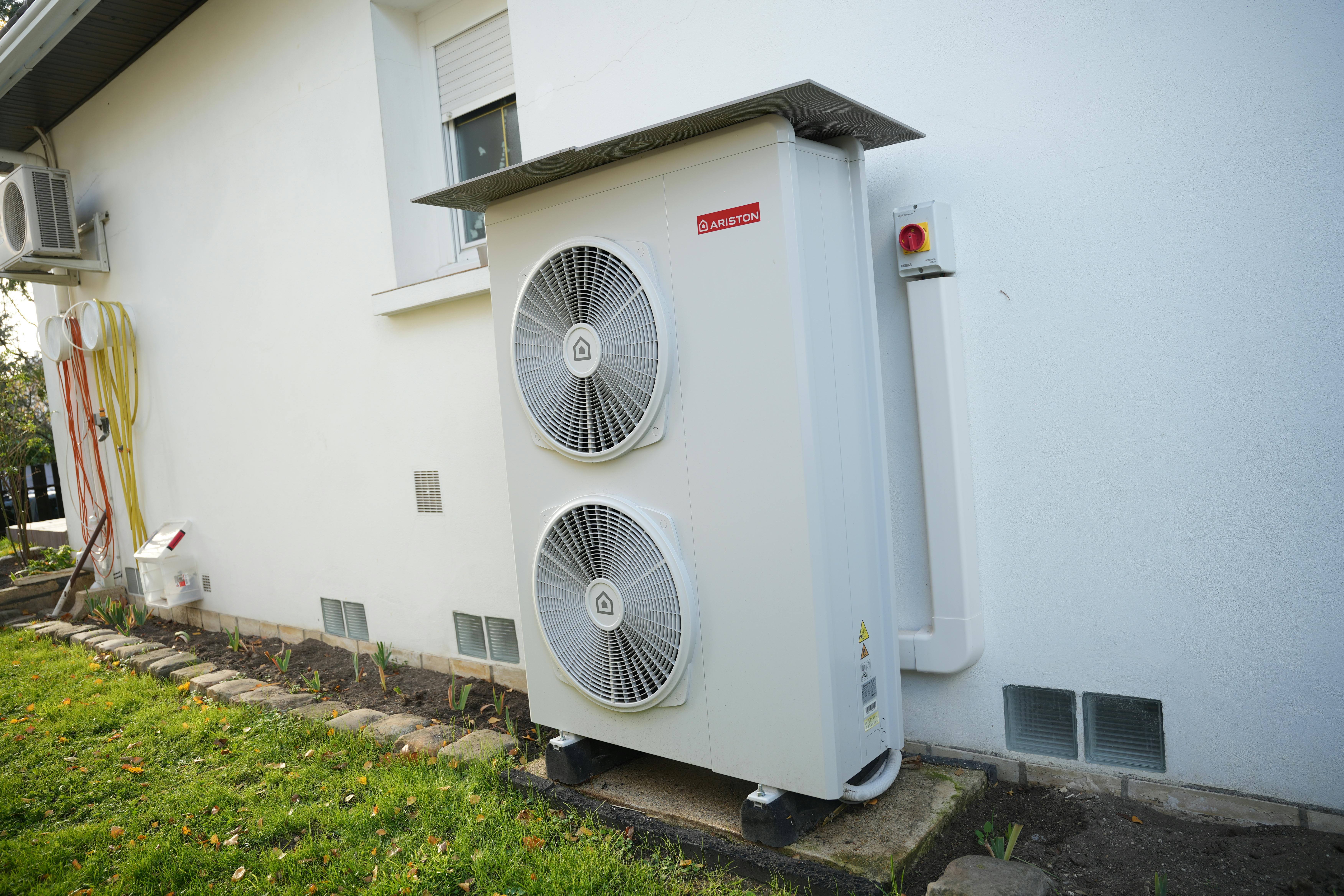 Pompe à chaleur air eau installée sur facade maison