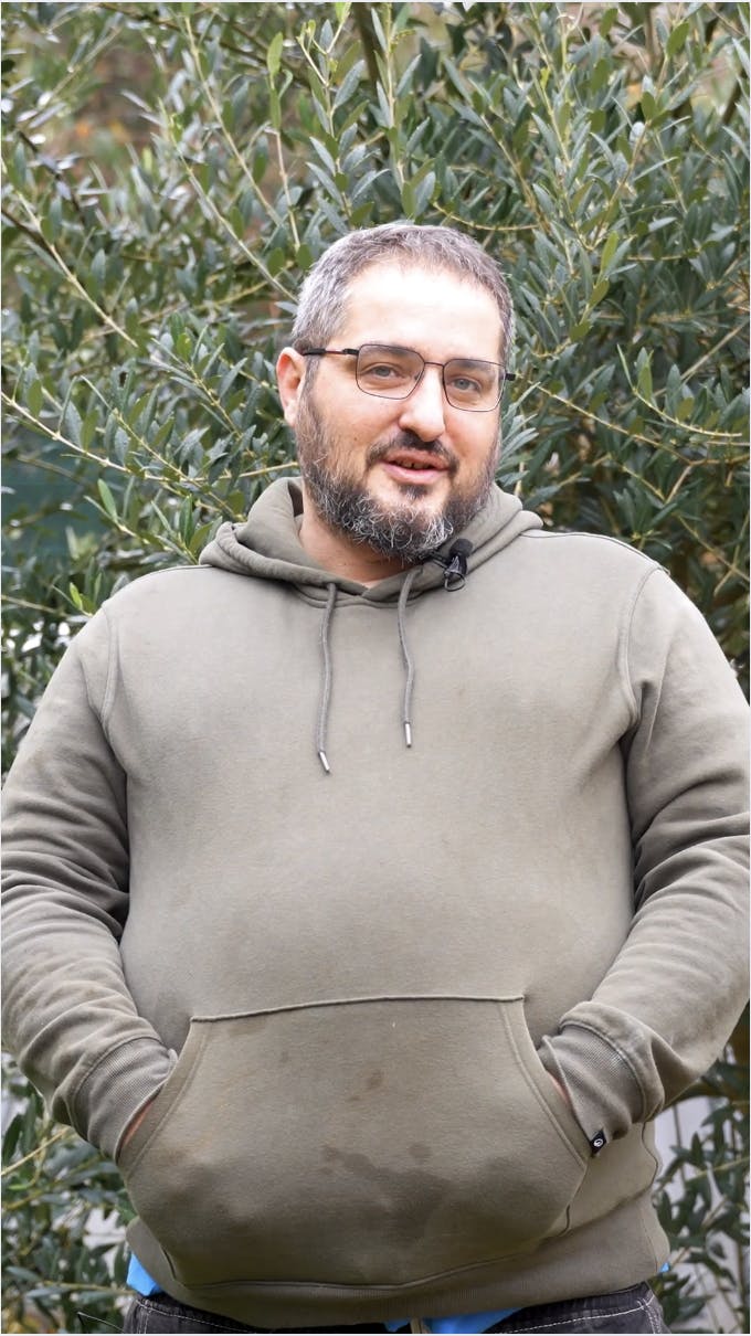 Monsieur Marcques entrain de parler de son installation d'une pompe à chaleur air/eau par Carrefour énergies