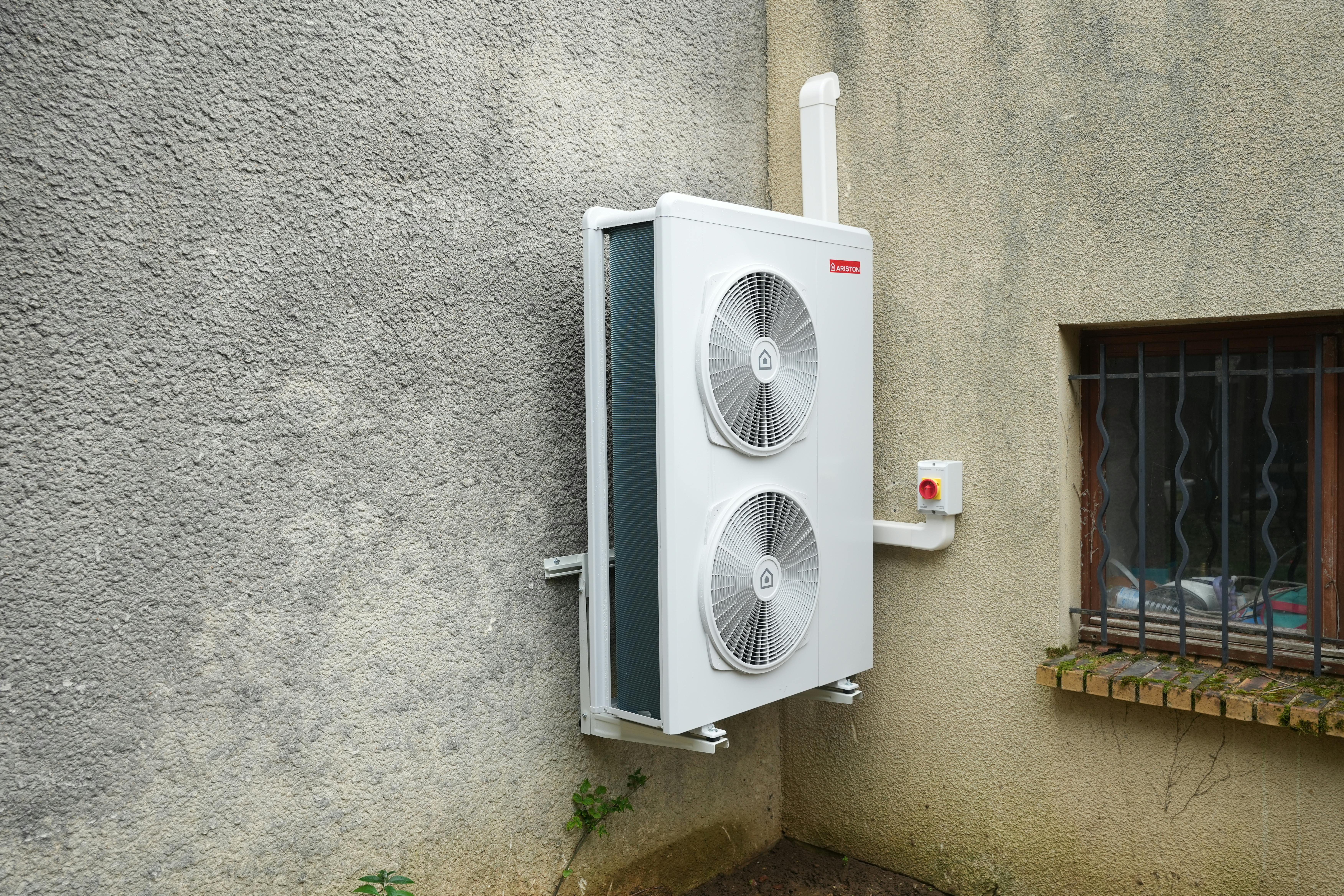 Pompe à chaleur air eau sur facade maison