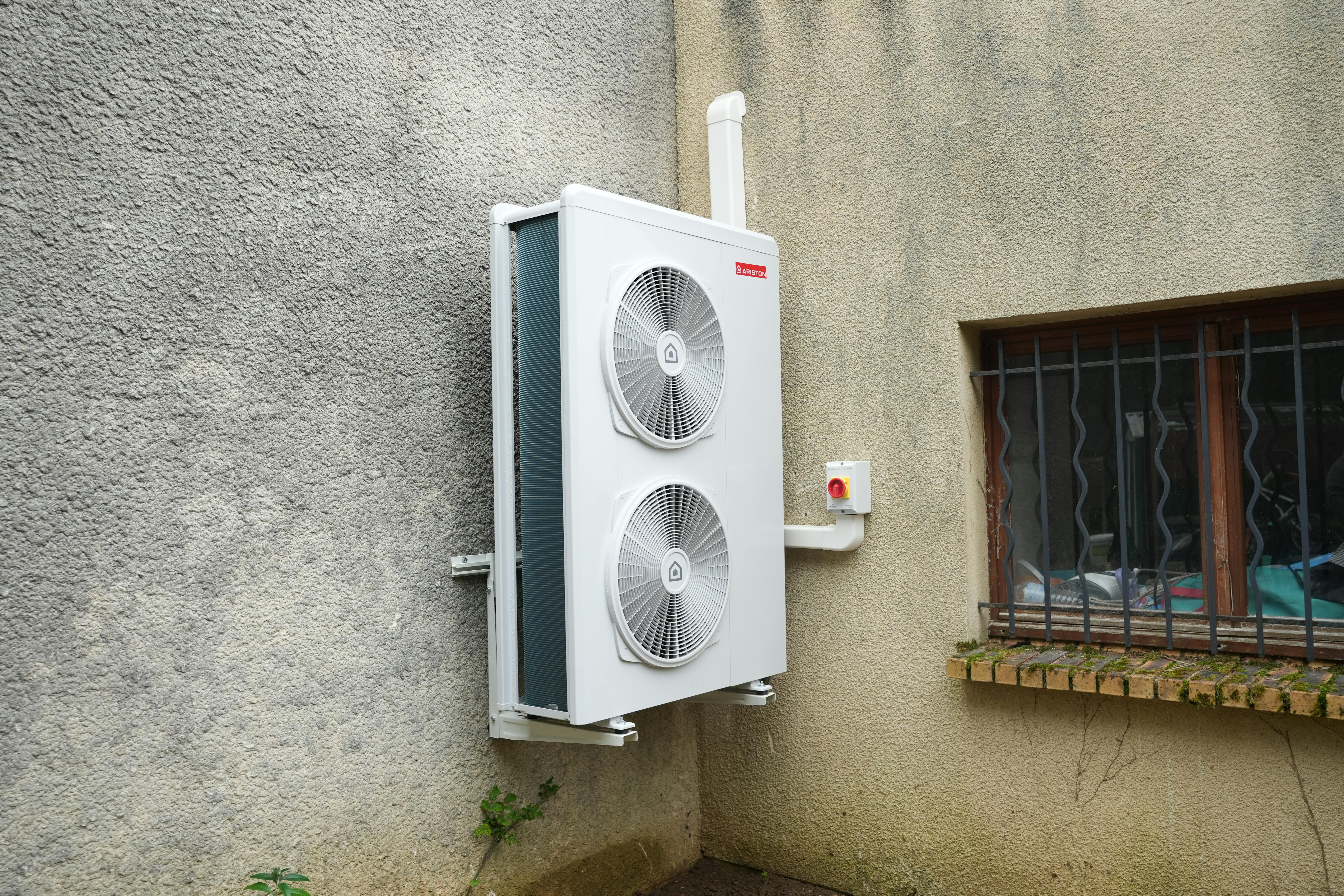 Pompe à chaleur air eau sur facade maison