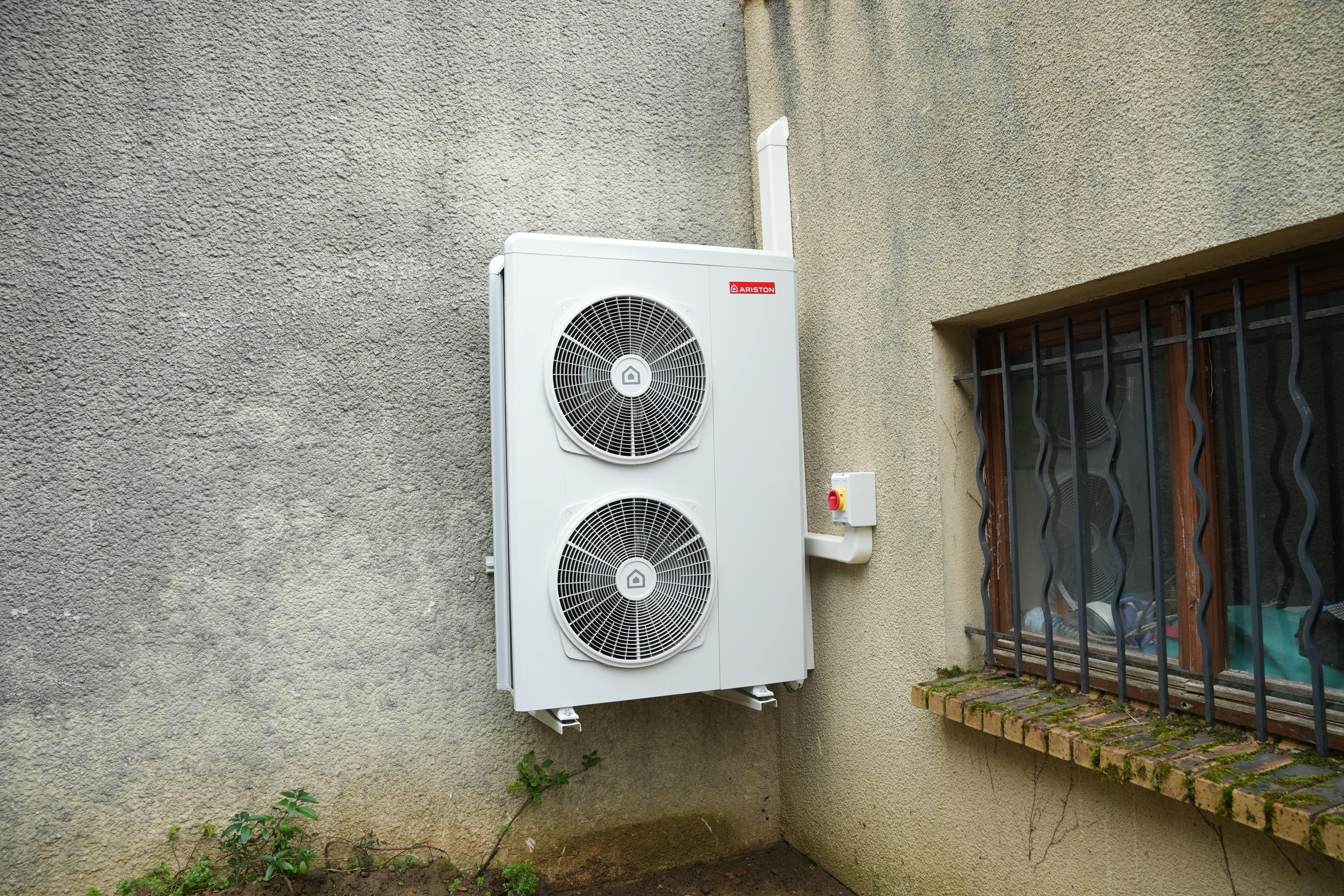 Pompe à chaleur air eau sur facade maison