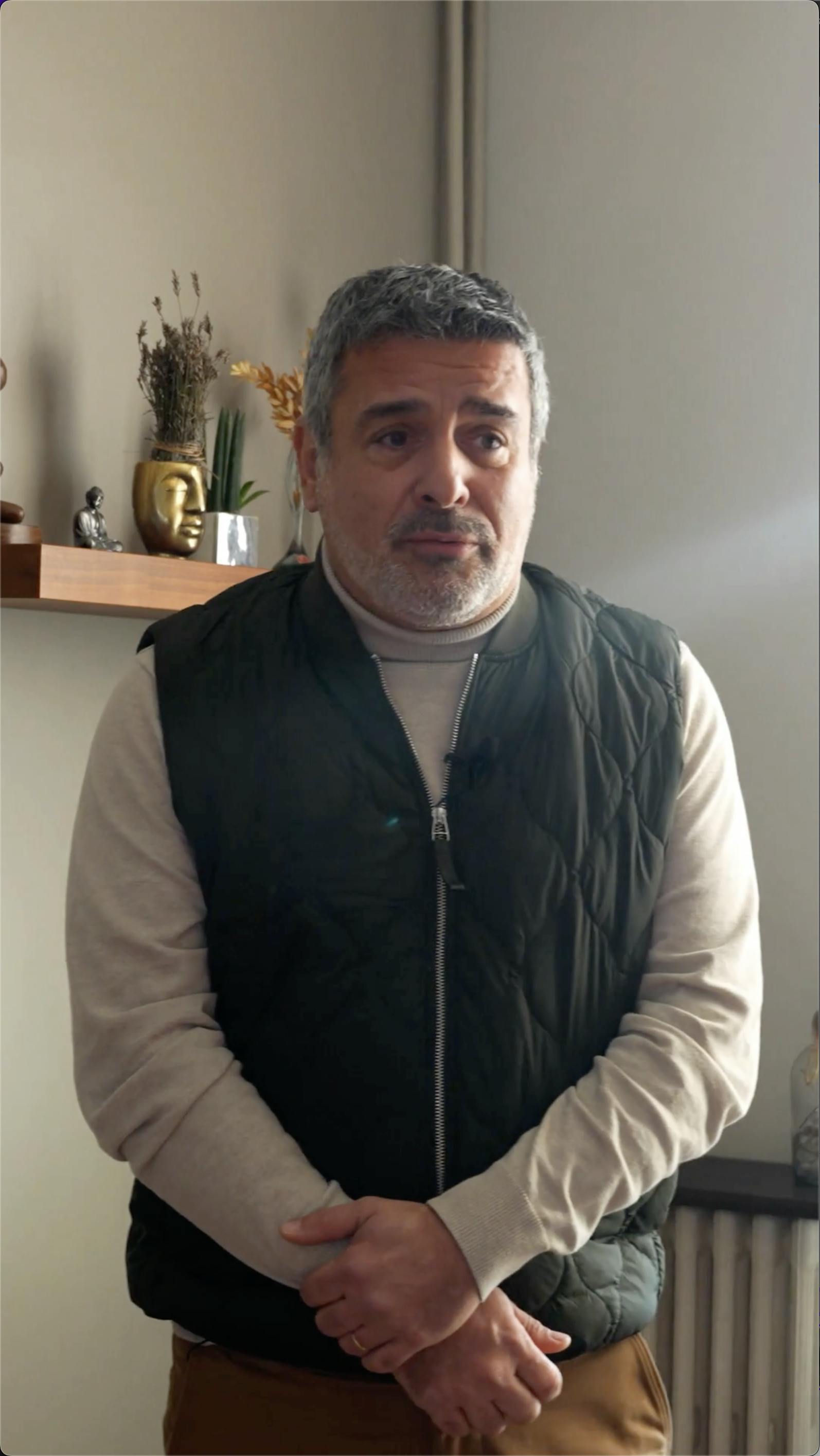 Monsieur Paolo dans son salon en interview entrain de parler de sa nouvelle installation d'une pompe à chaleur air/eau par Carrefour énergies