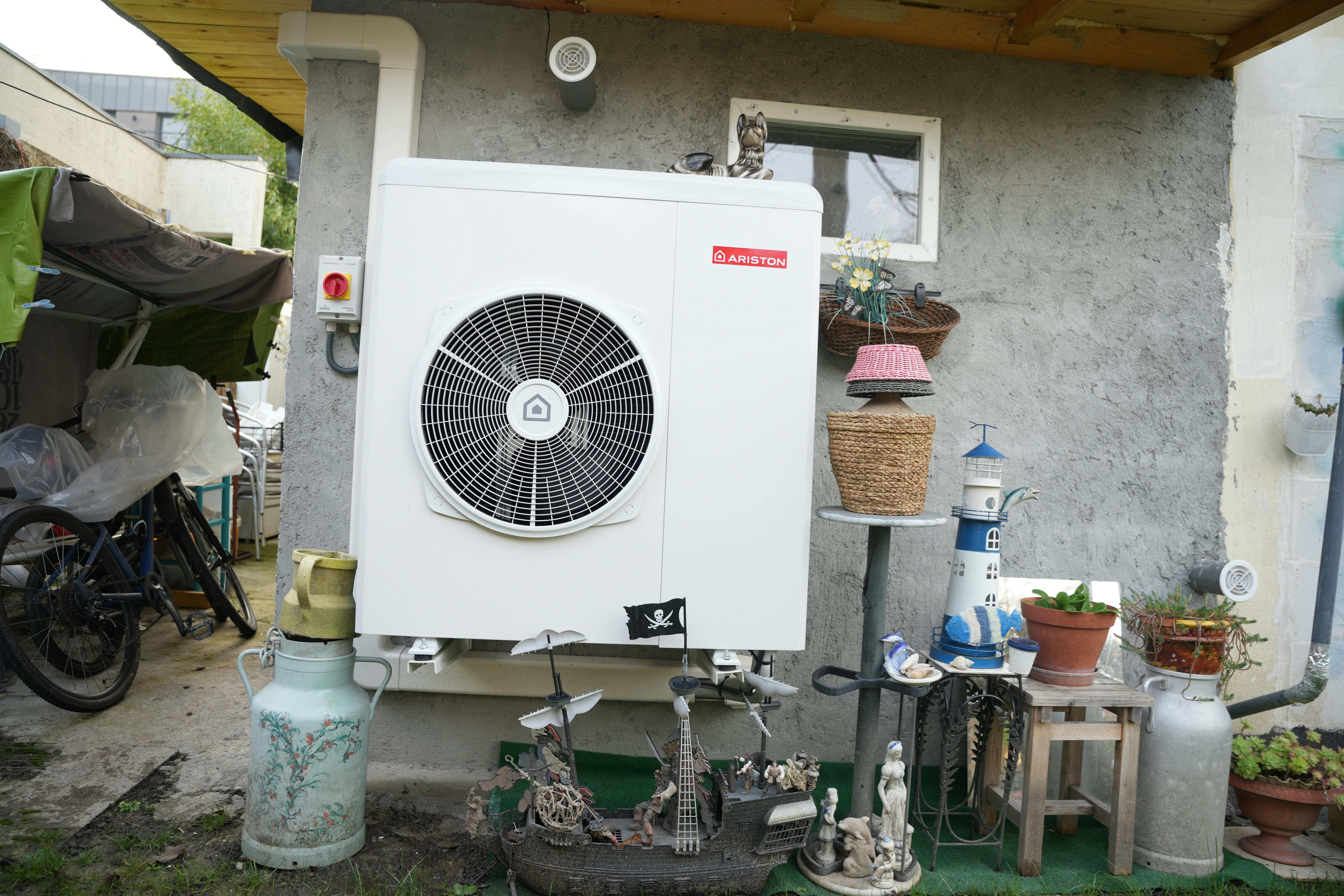 Pompe à chaleur air eau Ariston Nimbus installée chez monsieur fernandes