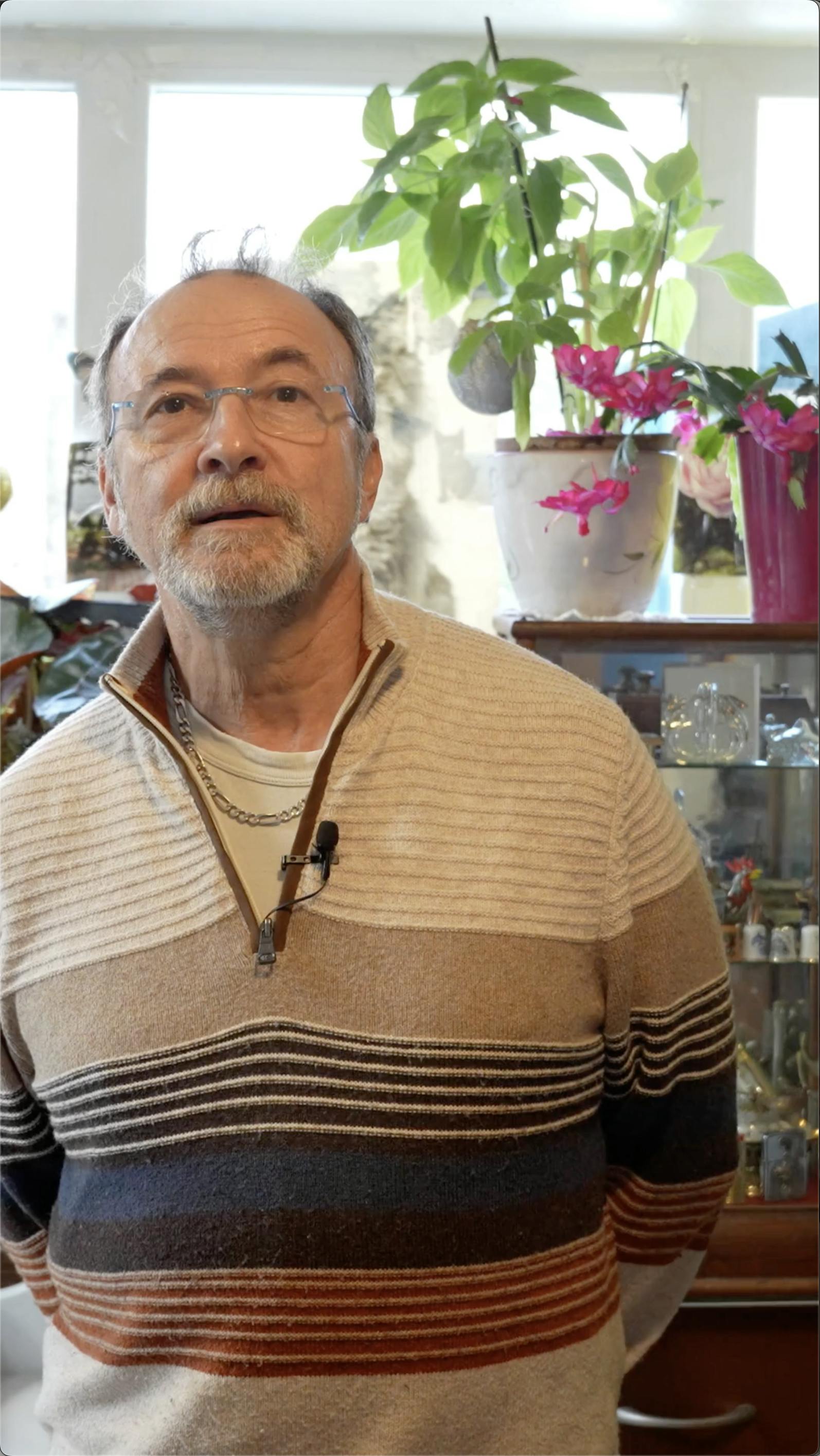 Monsieur Fernandes dans son salon en interview entrain de parler de sa nouvelle installation d'une pompe à chaleur air/eau par Carrefour énergies