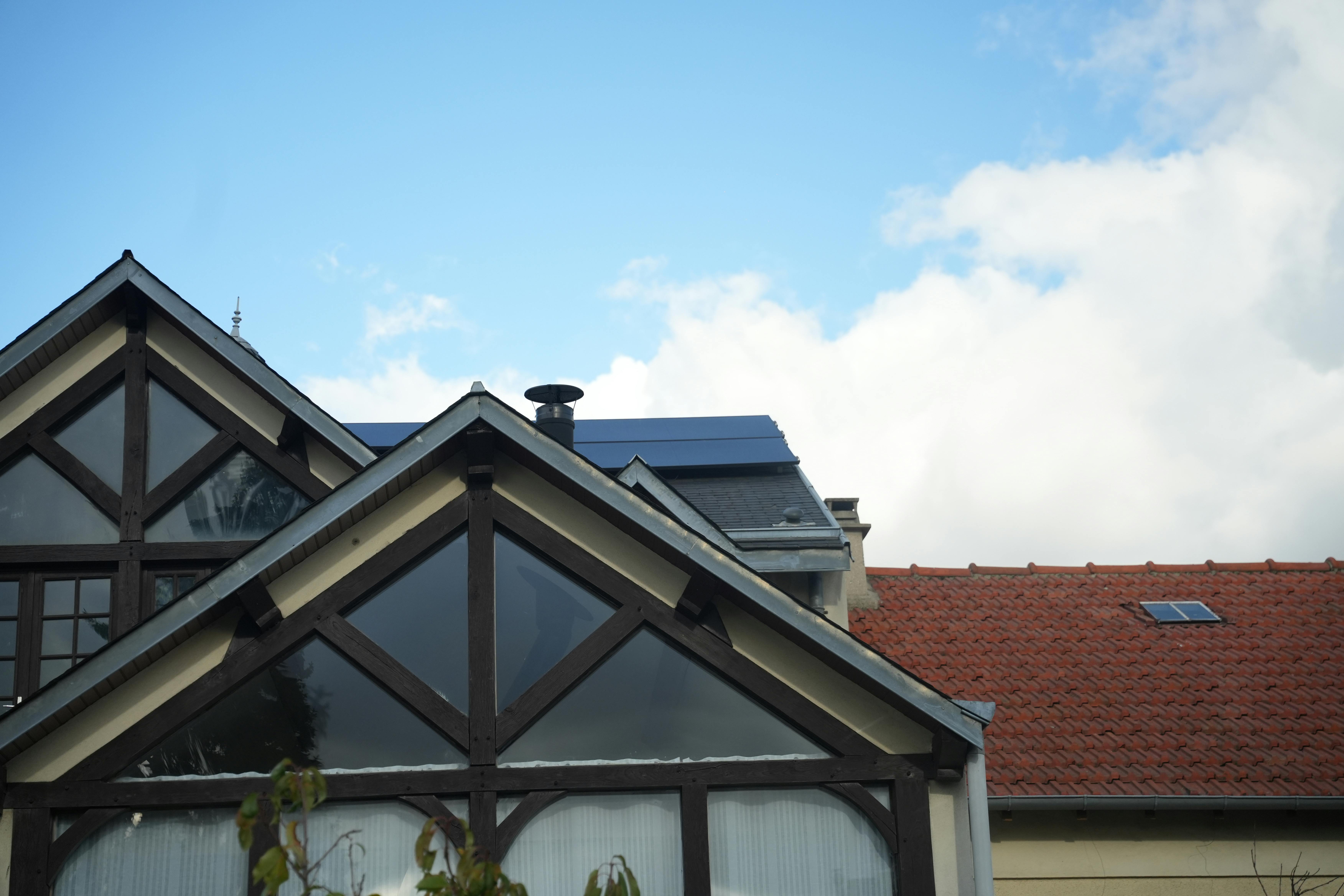 Vue maison de face avec panneaux solaires sur le toit récemment installés