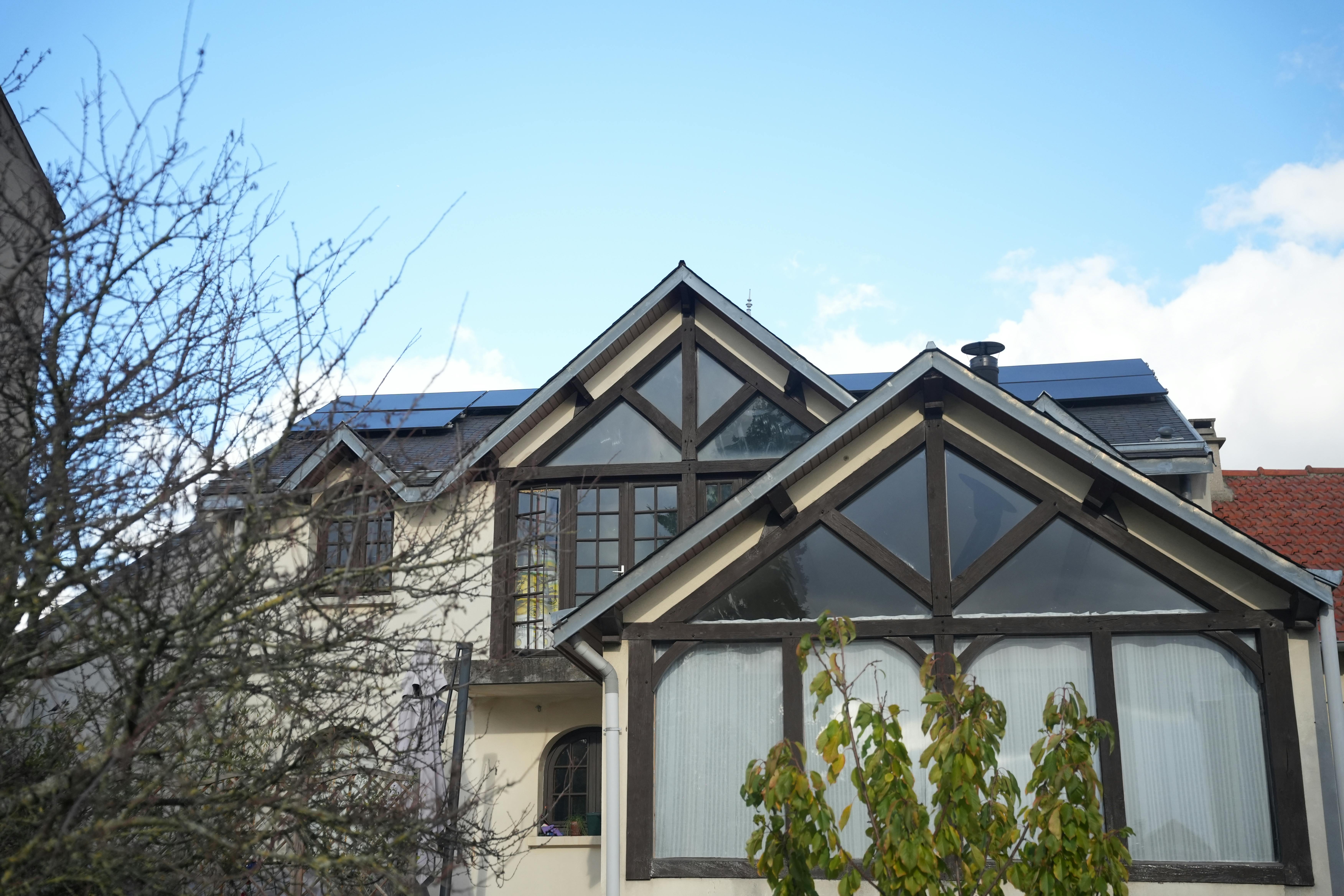 Panneaux solaires installés sur façade de maison