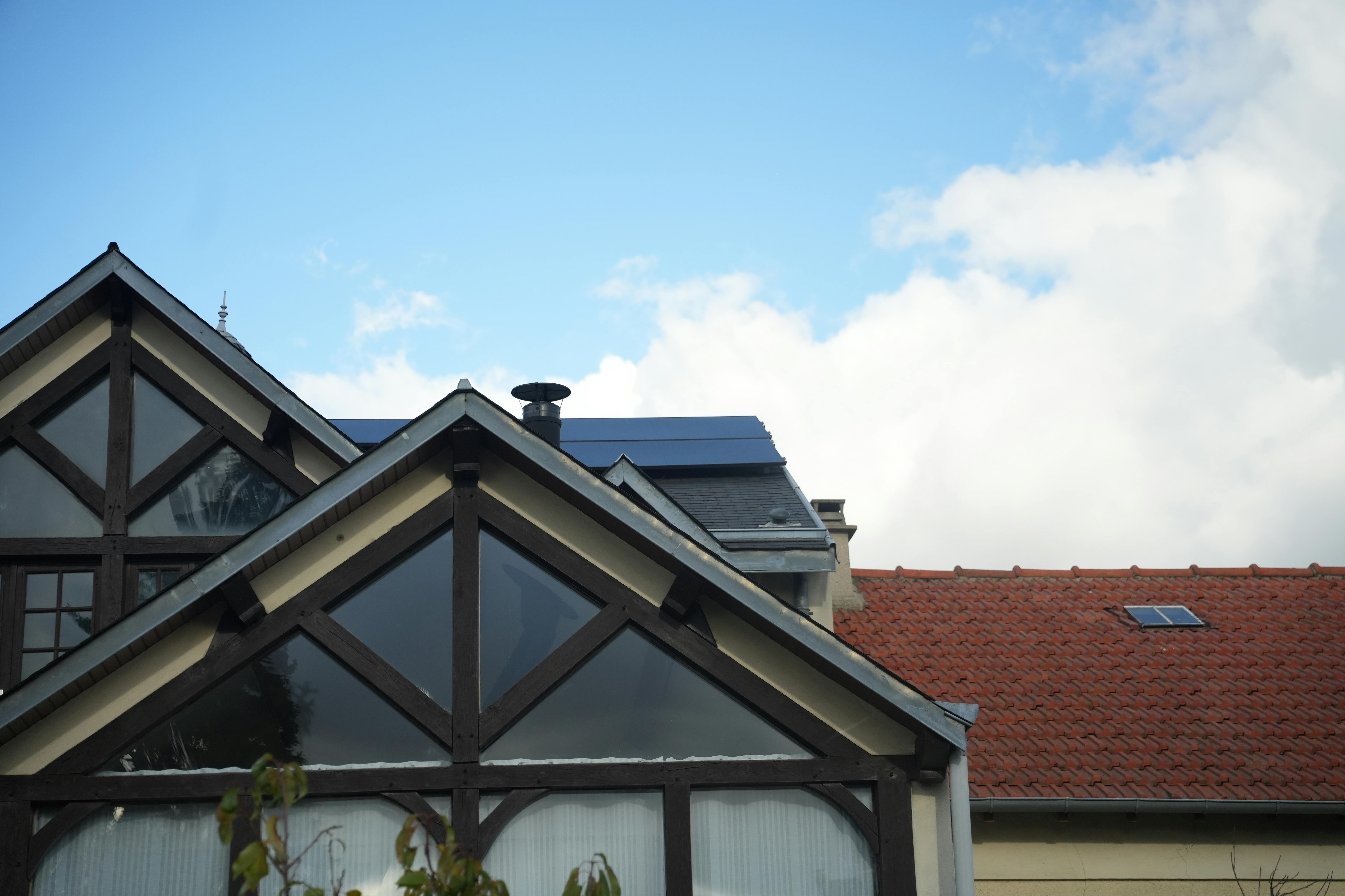 Vue maison de face avec panneaux solaires sur le toit récemment installés
