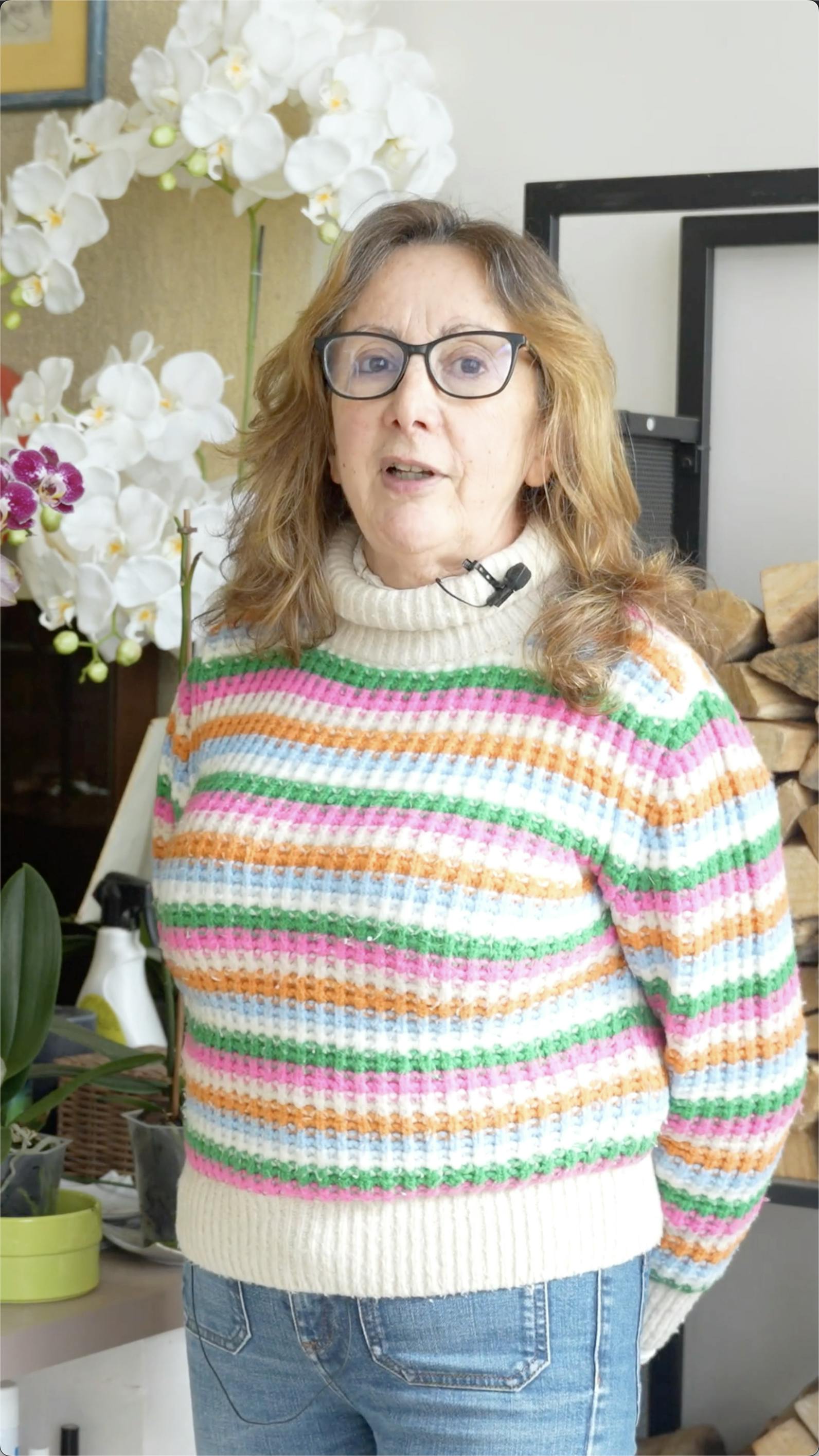 Madame Protat dans son salon en interview entrain de parler de sa nouvelle installation de panneaux solaires par Carrefour énergies