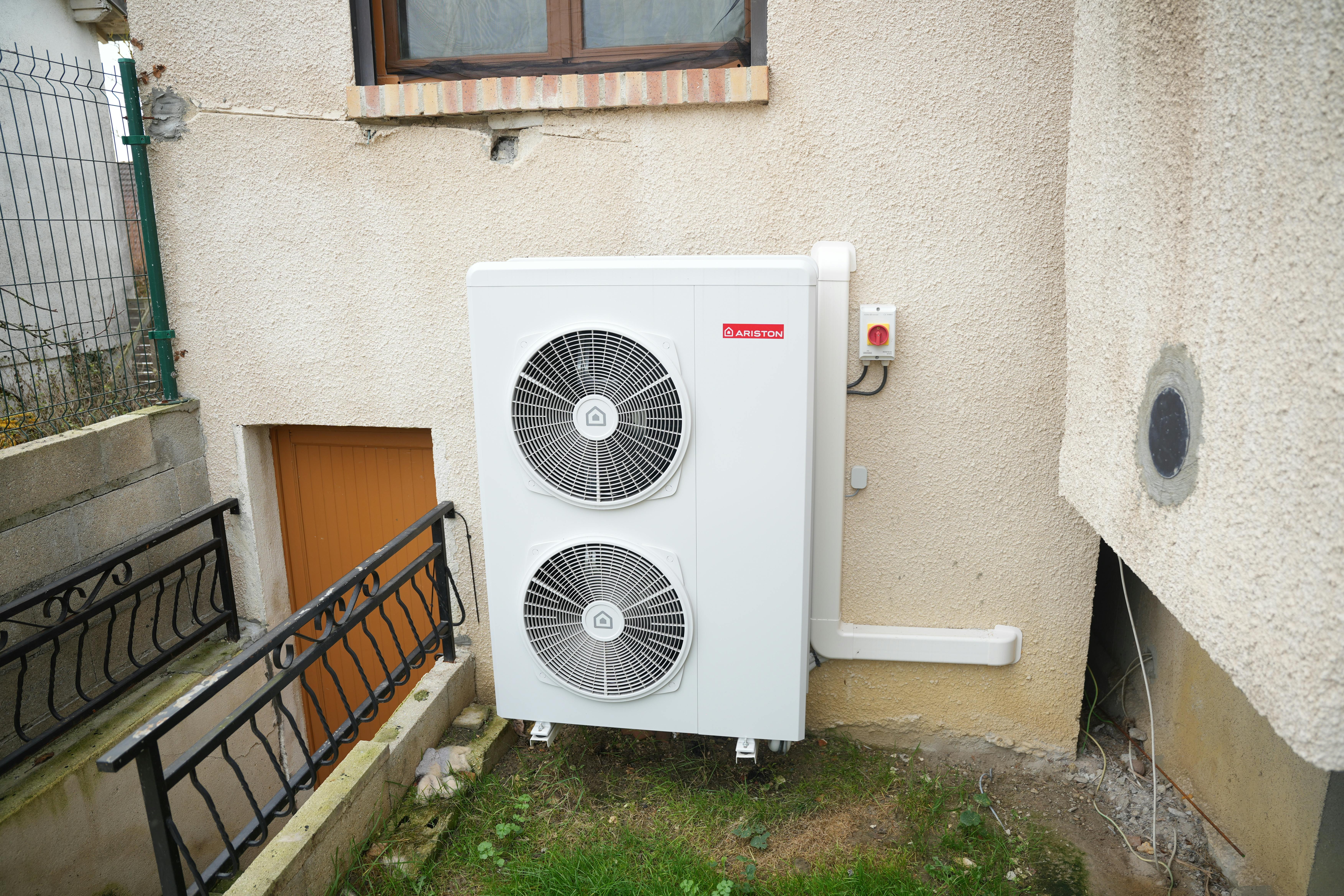 pompe à chaleur air eau installée sur façade mur maison client traverso