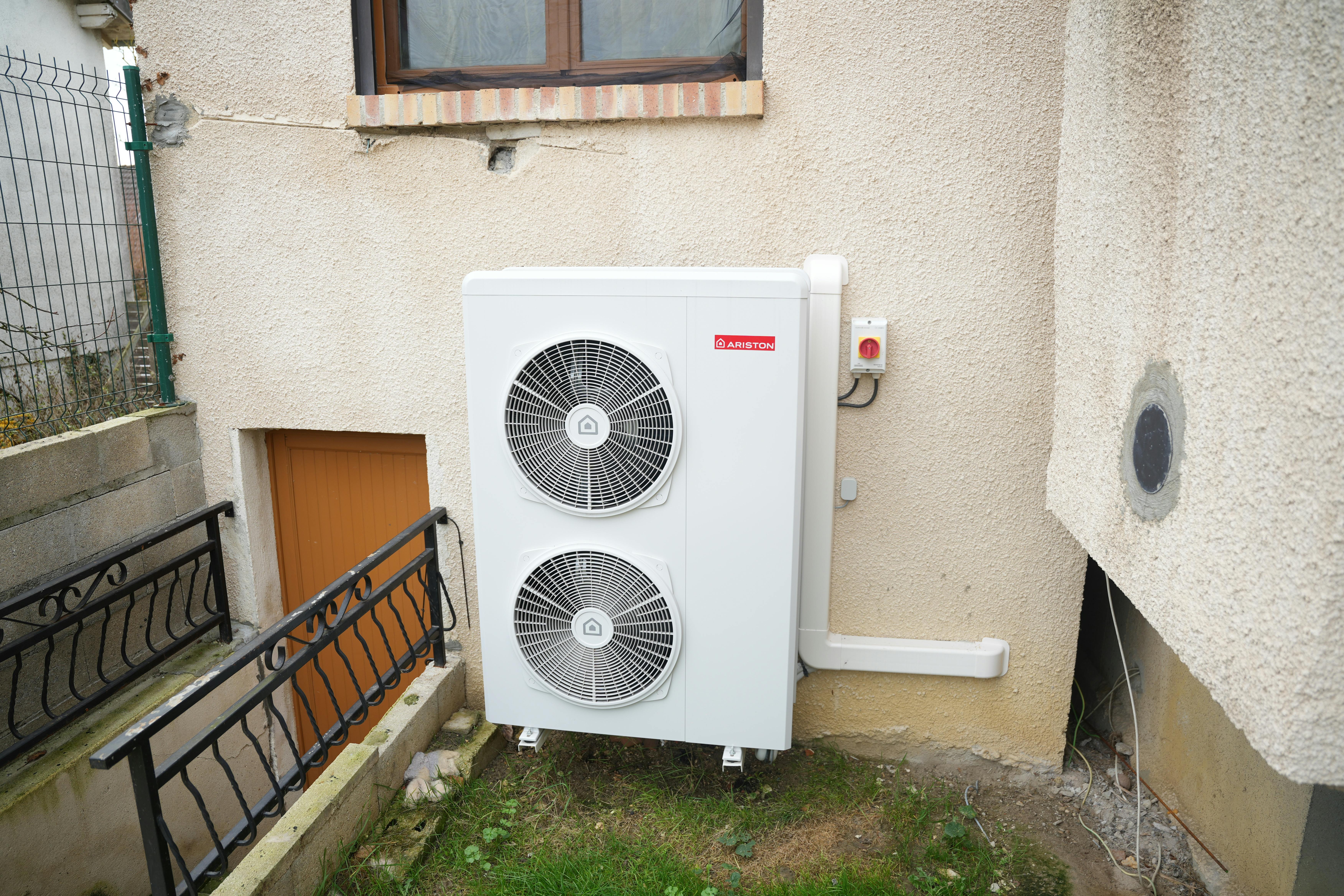pompe à chaleur air eau installée sur façade mur maison client traverso