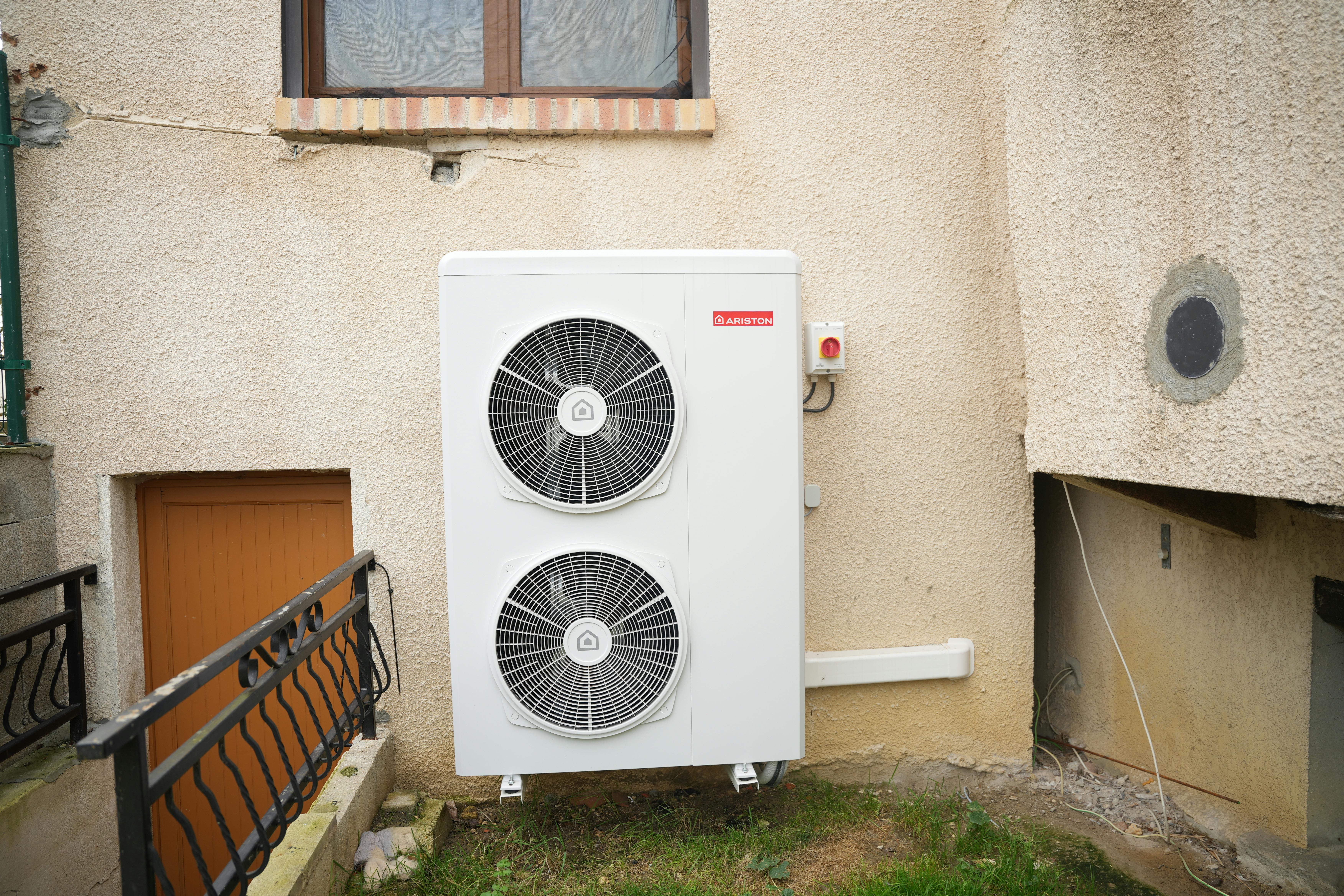 pompe à chaleur air eau installée sur façade mur maison client traverso