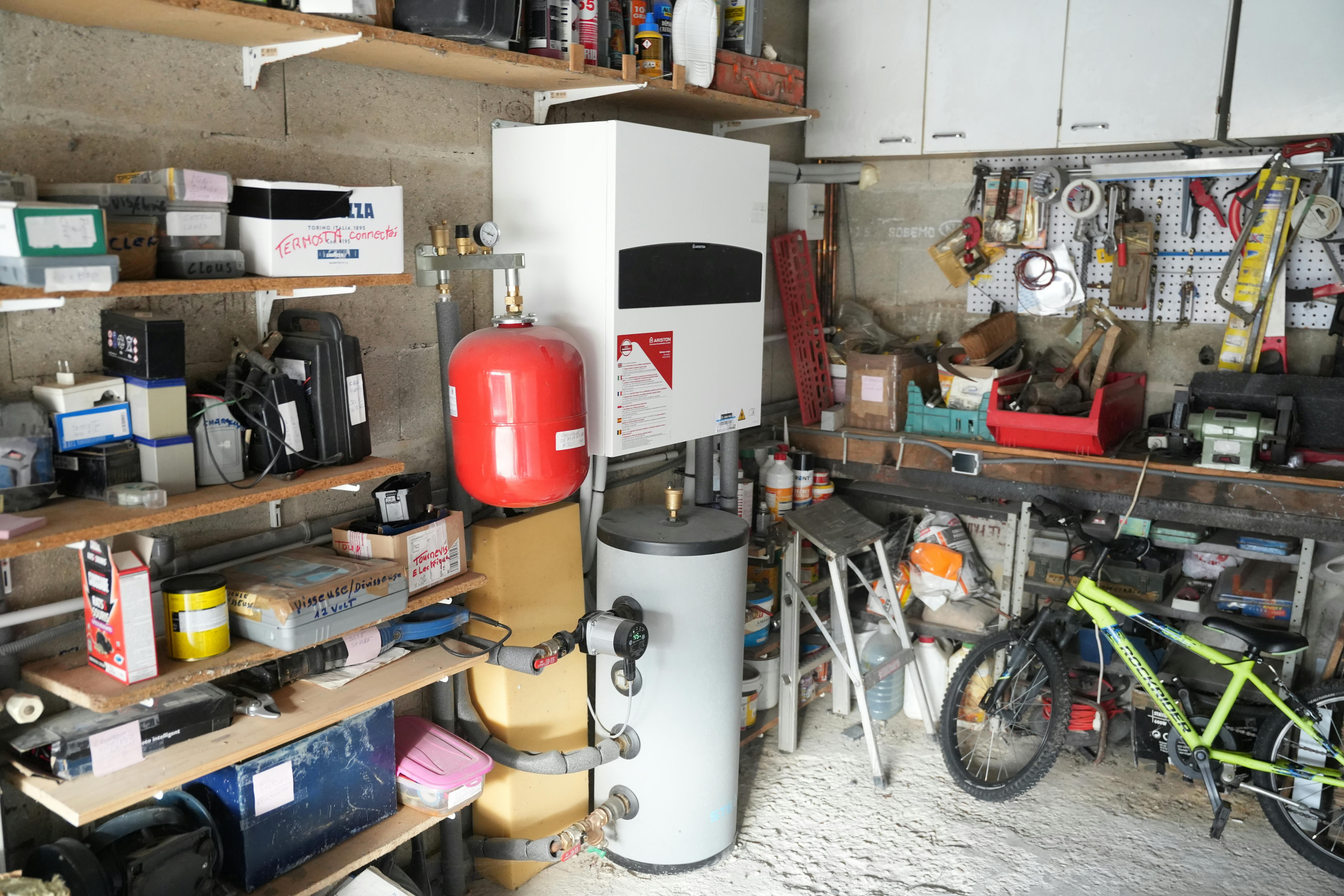 pompe à chaleur air eau installée sur façade mur maison client traverso