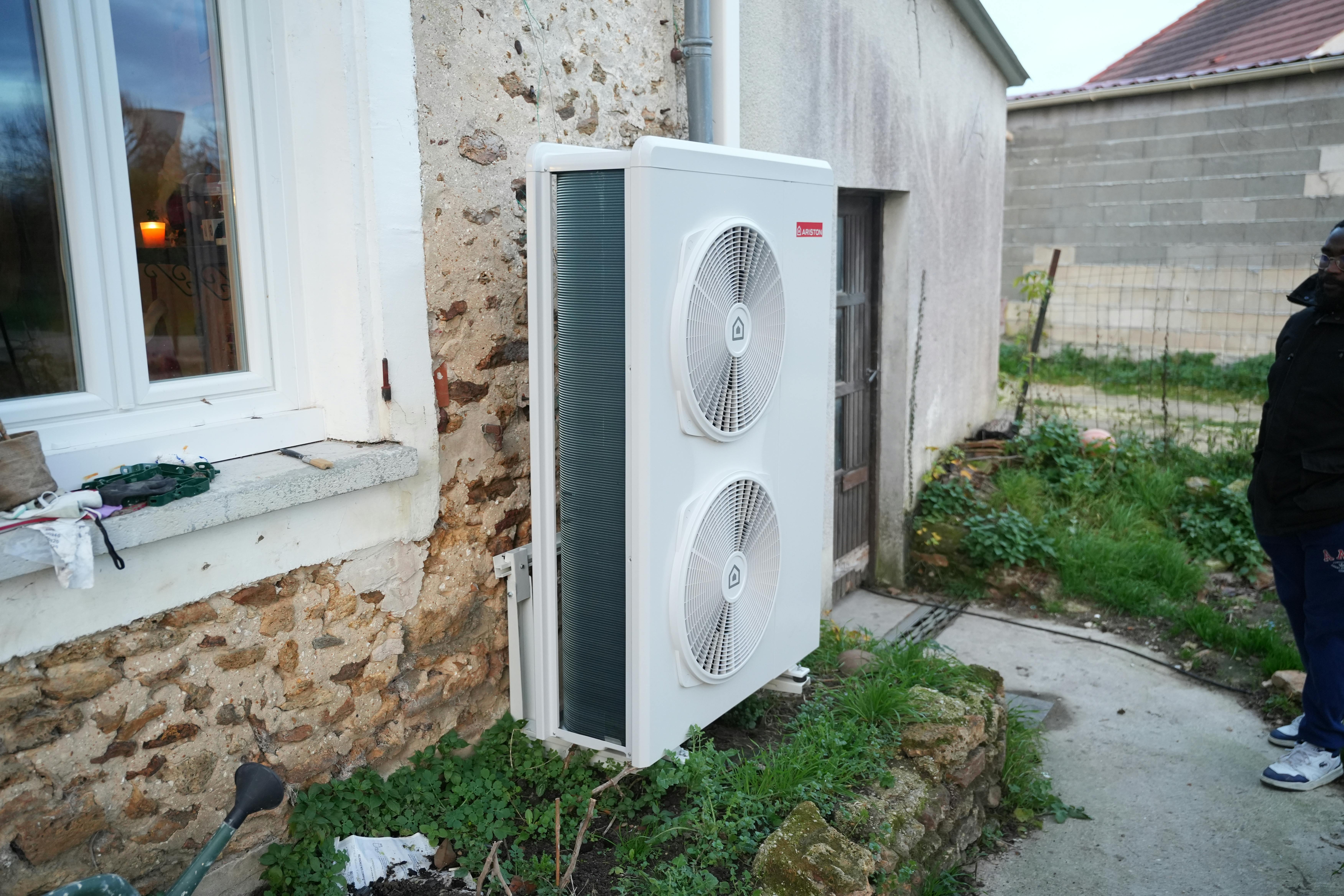 pompe à chaleur air eau installée dans maison client Fourniaud