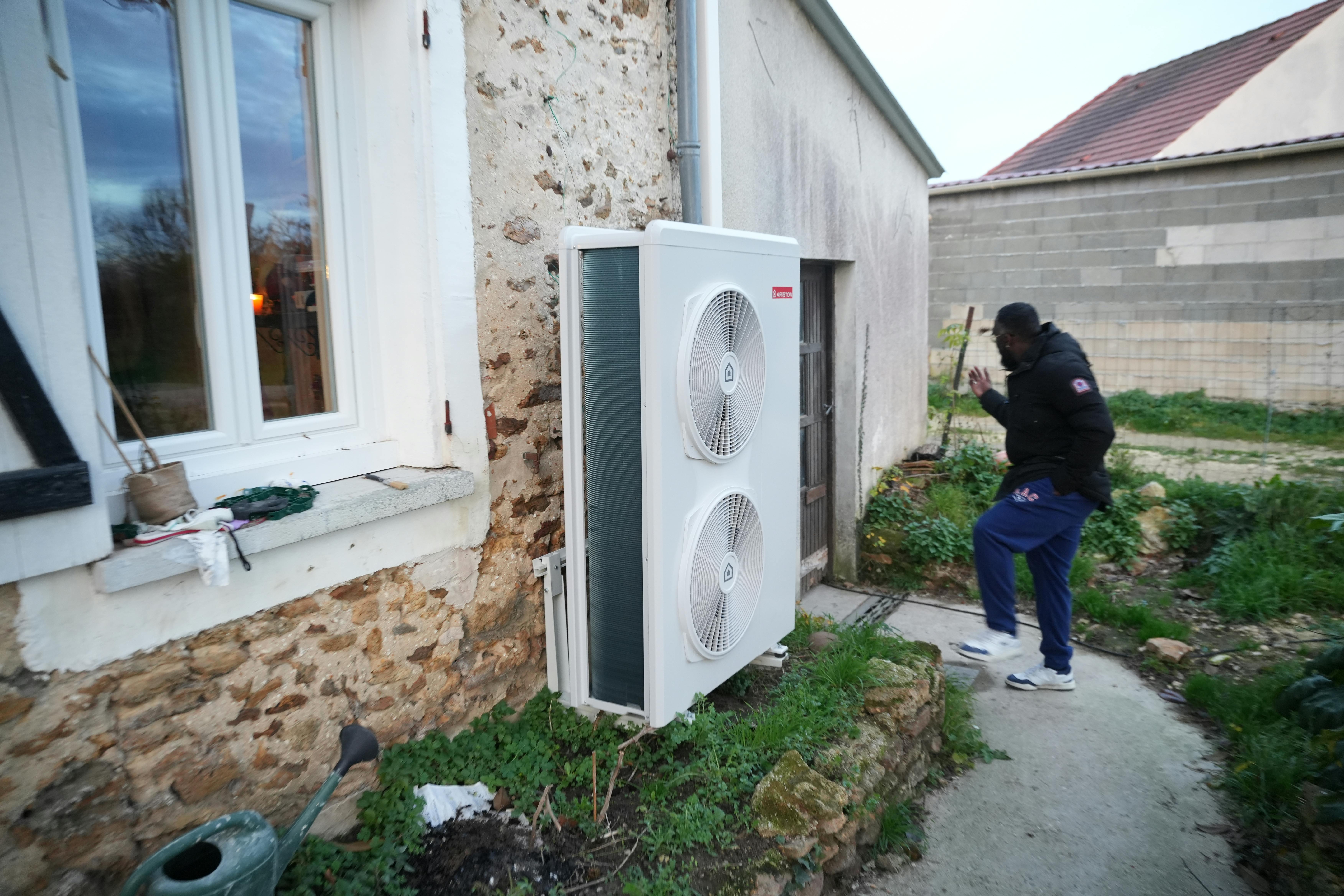 pompe à chaleur air eau installée dans maison client Fourniaud
