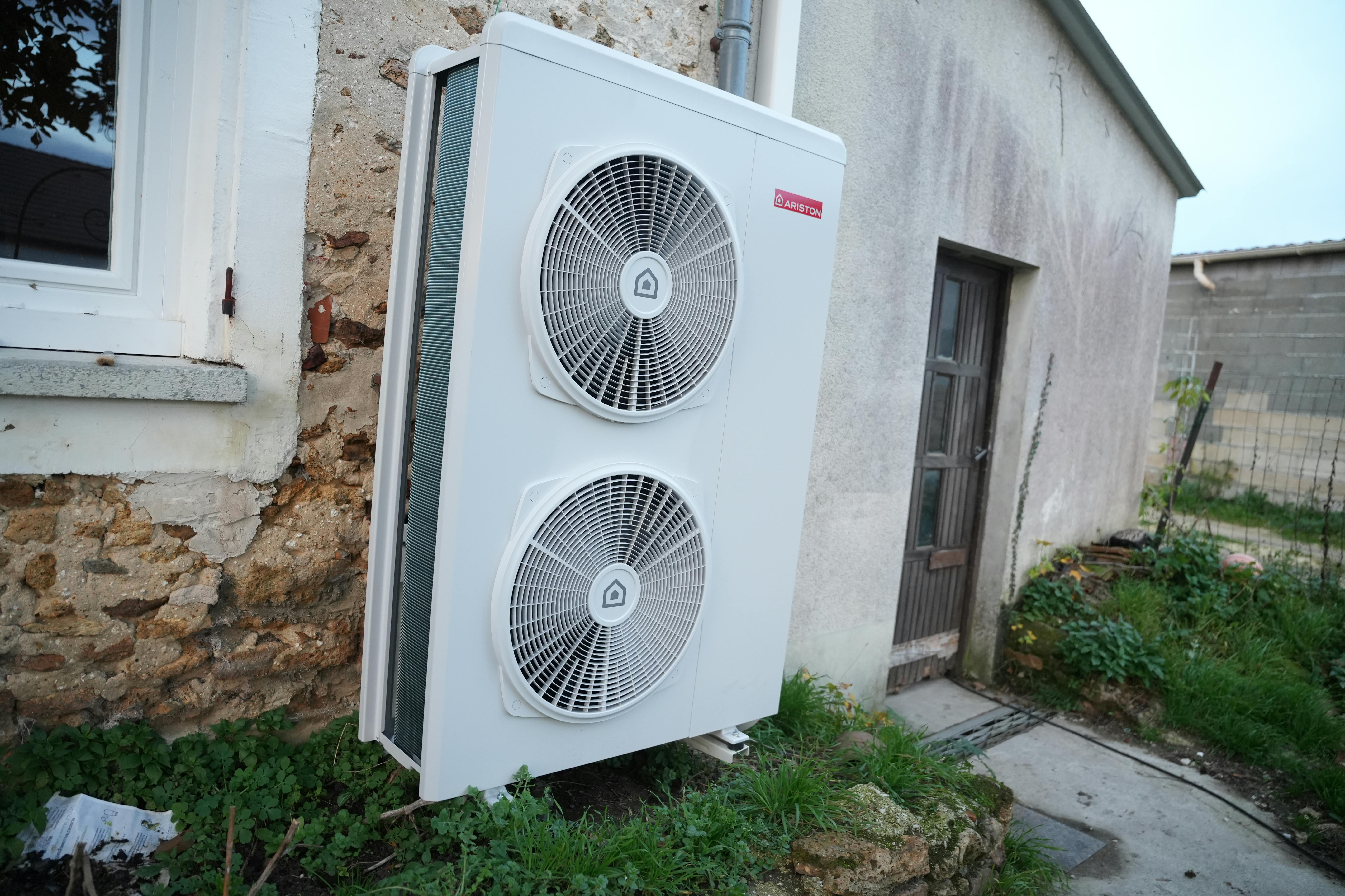 pompe à chaleur air eau installée dans maison client Fourniaud