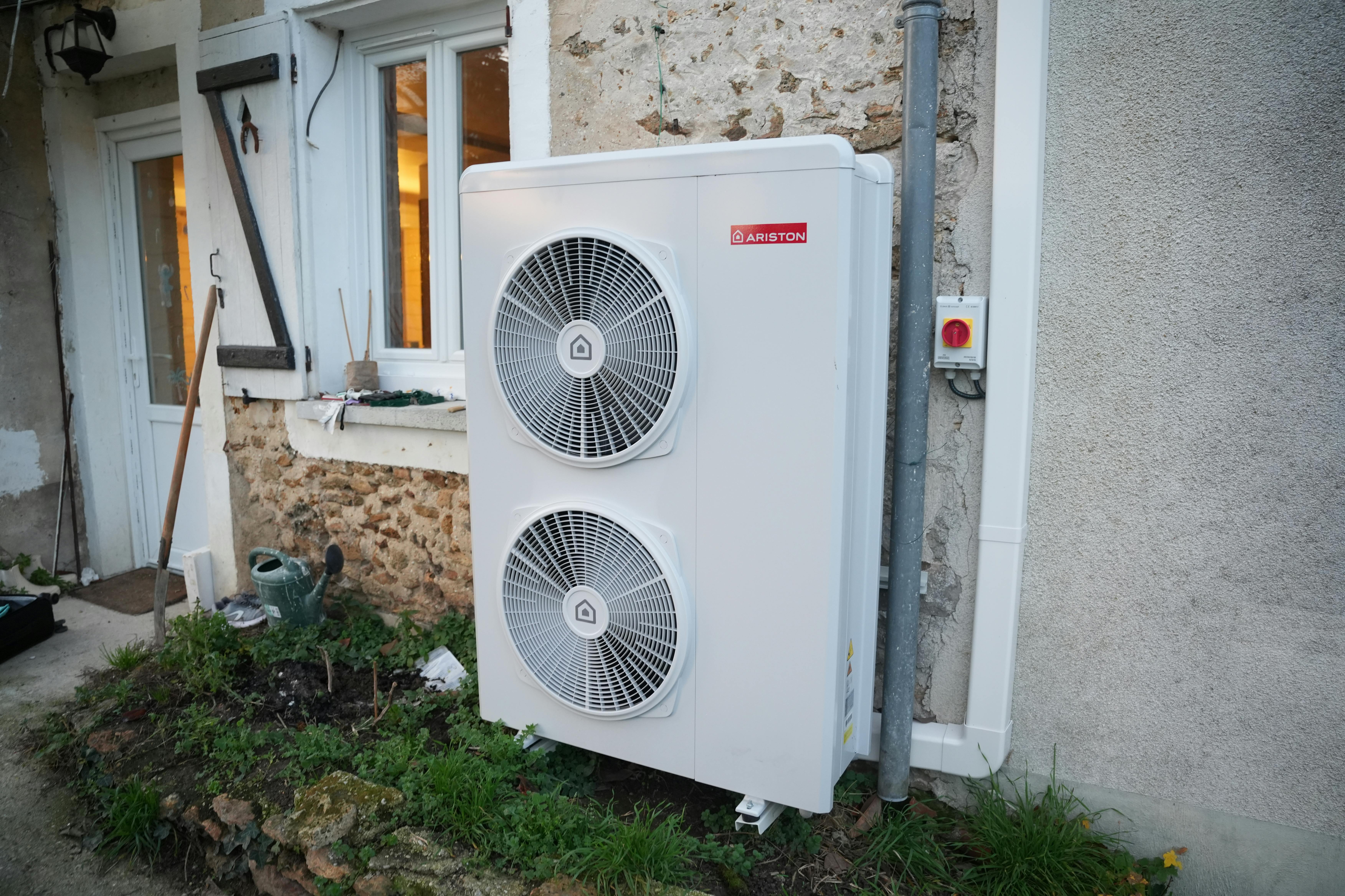 pompe à chaleur air eau installée dans maison client Fourniaud