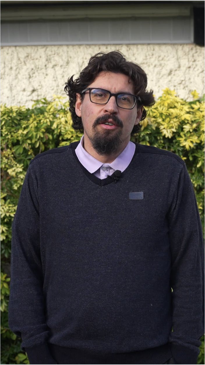 Monsieur Dalinval en interview entrain de parler de sa nouvelle installation d'une pompe à chaleur air/eau plus ballon solaire par Carrefour énergies