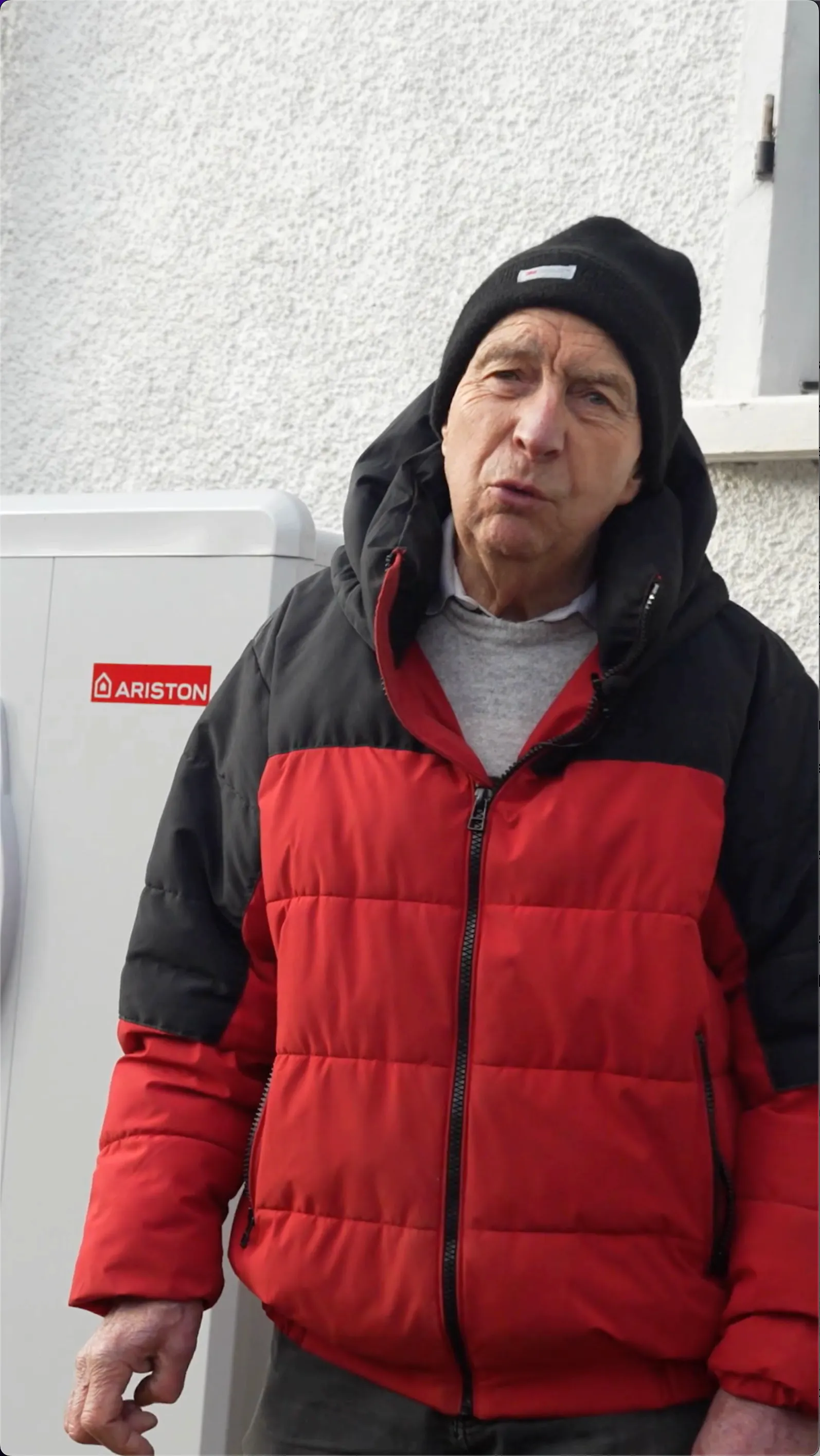 Monsieur Rapenne en interview entrain de parler de sa nouvelle installation d'une pompe à chaleur air/eau plus ballon solaire par Carrefour énergies