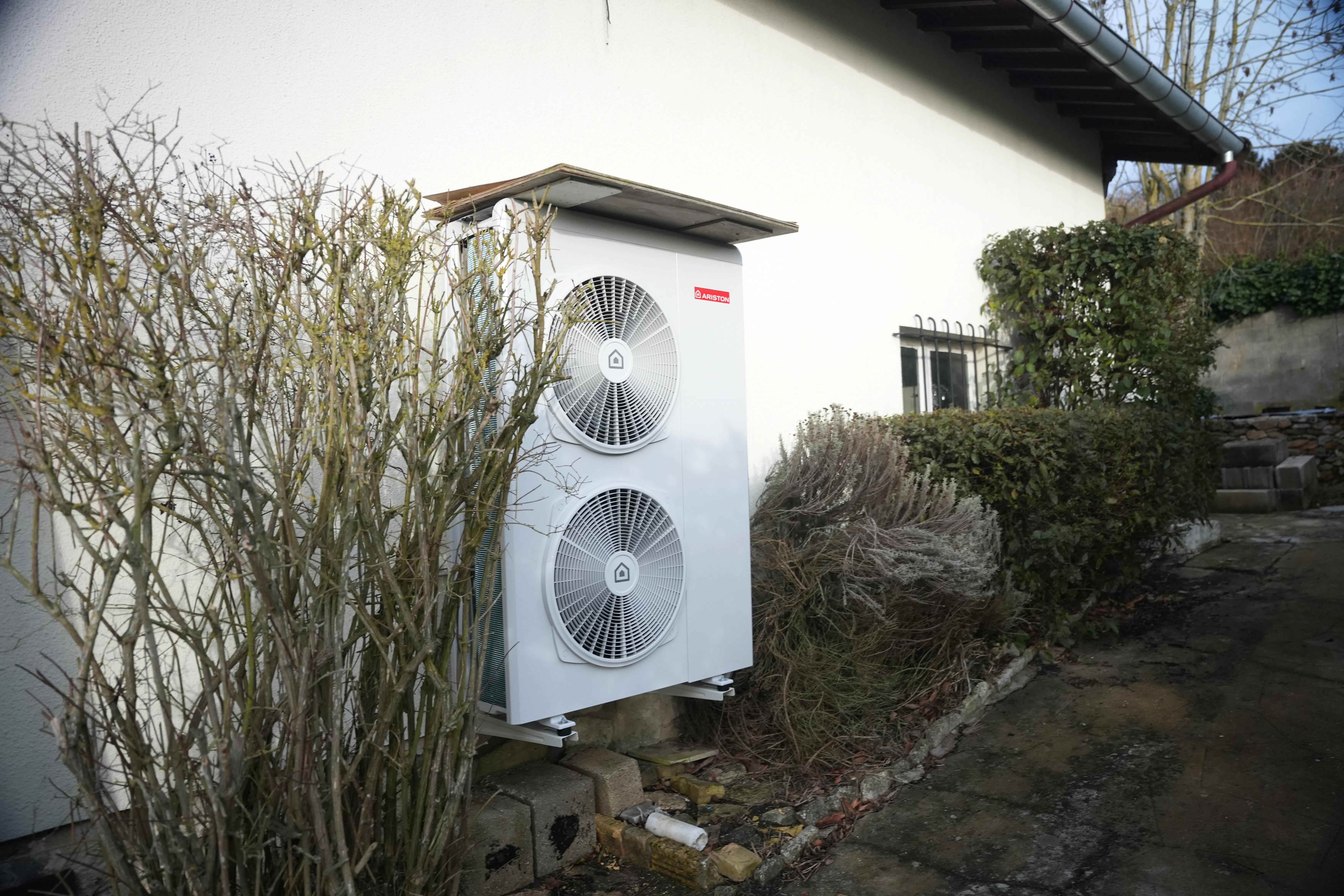 pompe à chaleur air eau + ballon solaires installés chez monsieur Lagarde