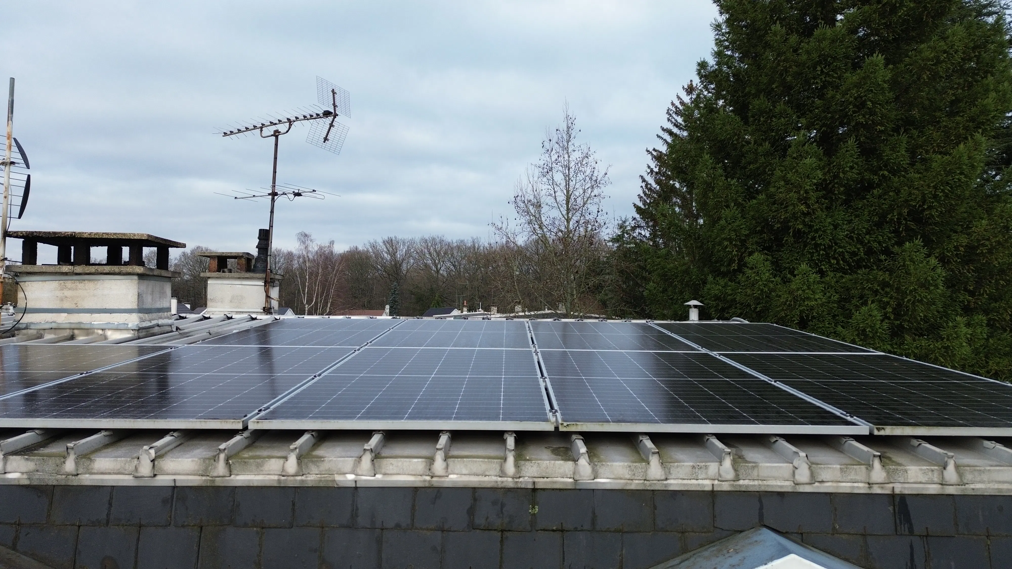 panneaux solaires installés sur le toît de monsieur Amouroux par carrefour énergies x avisun