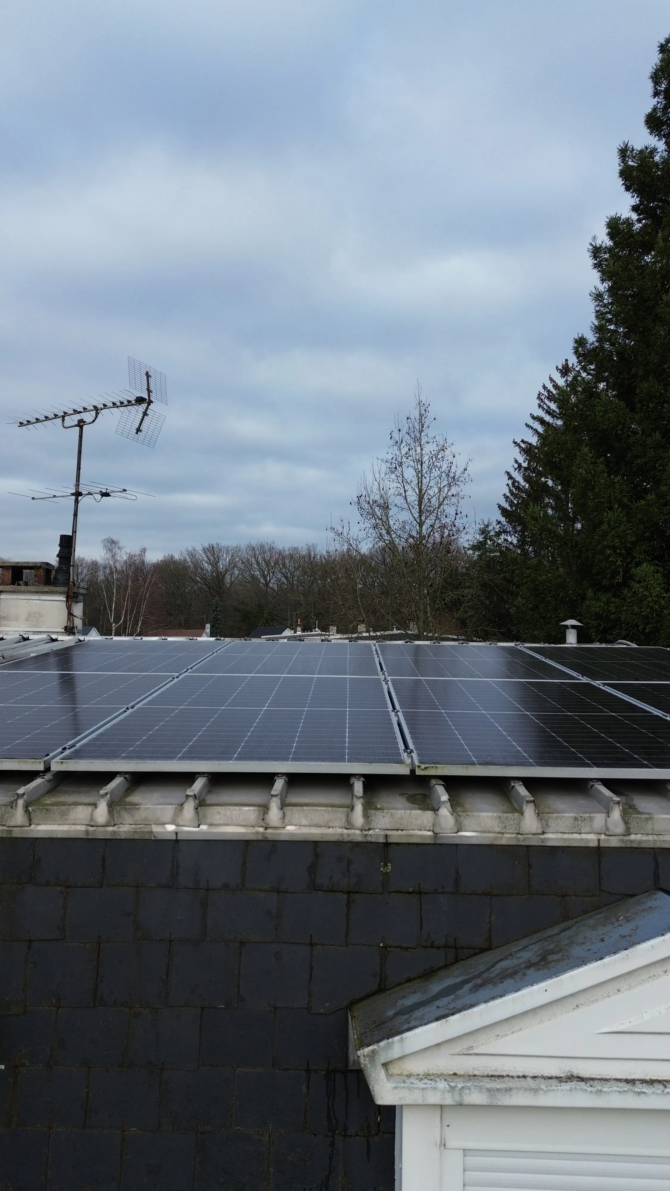 panneaux solaires installés sur le toit de monsieur amouroux