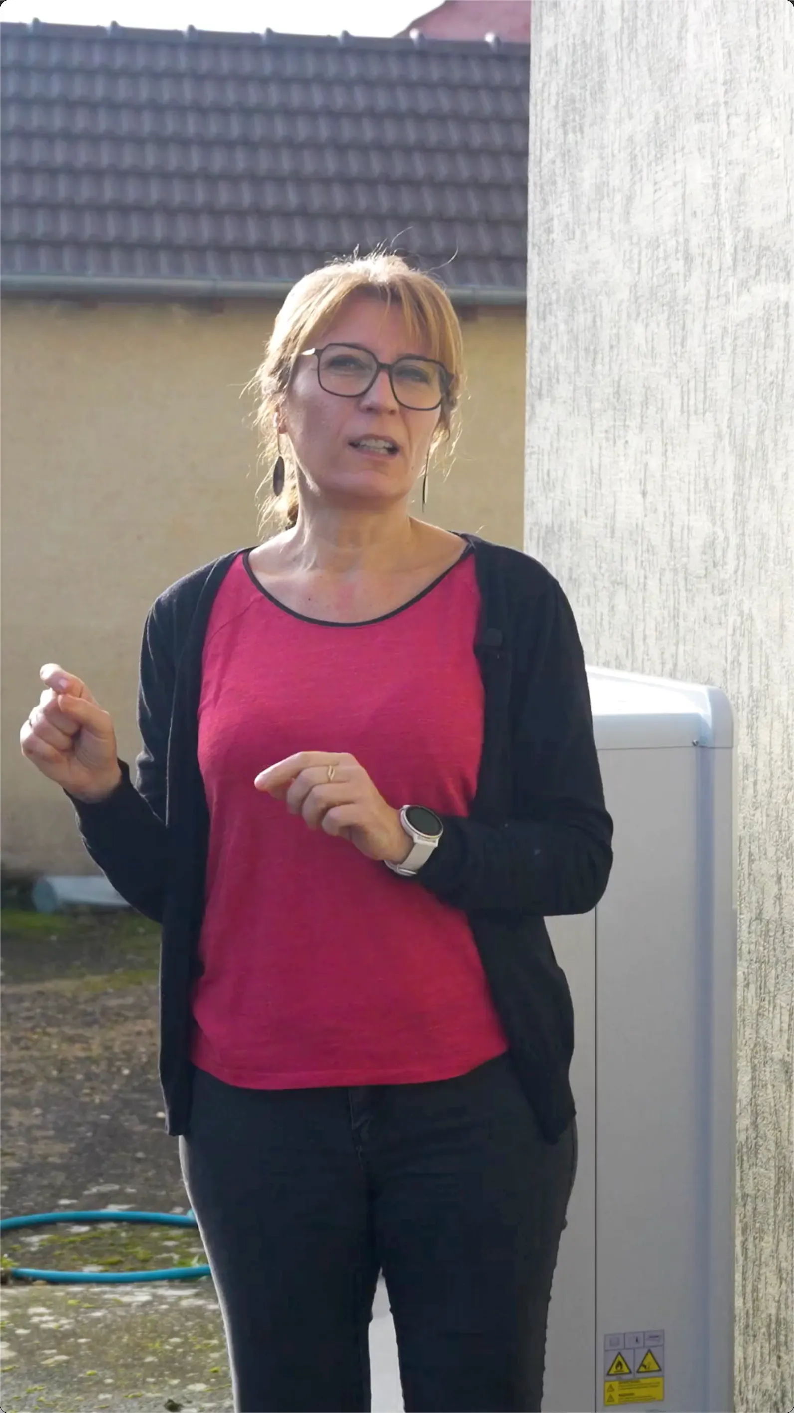 Madame Gruel en interview entrain de parler de sa nouvelle installation d'une pompe à chaleur air/eau par Carrefour énergies