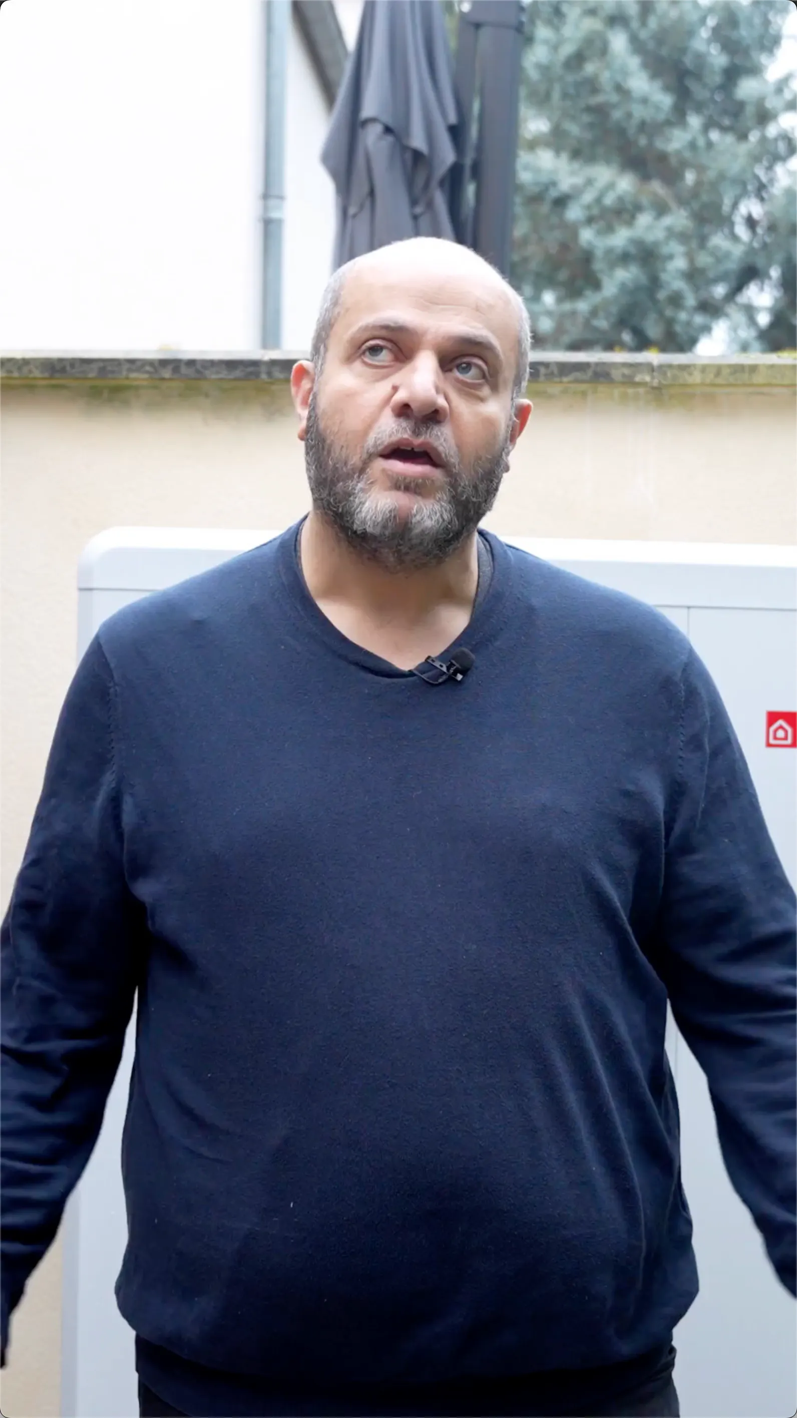 Monsieur Bendache en interview entrain de parler de sa nouvelle installation d'une pompe à chaleur air/eau par Carrefour énergies