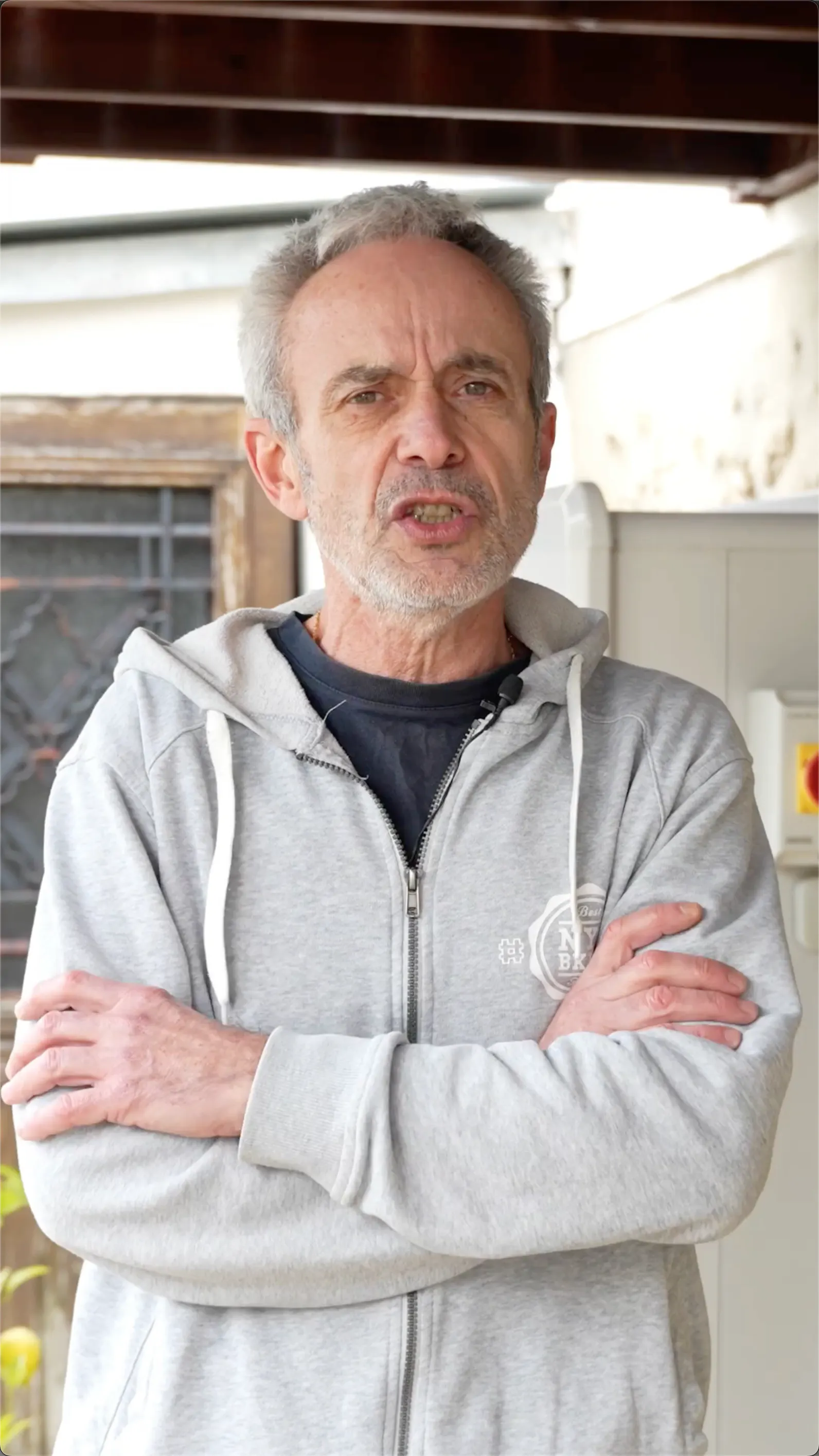Monsieur Roucoux en interview entrain de parler de sa nouvelle installation d'une pompe à chaleur air/eau par Carrefour énergies