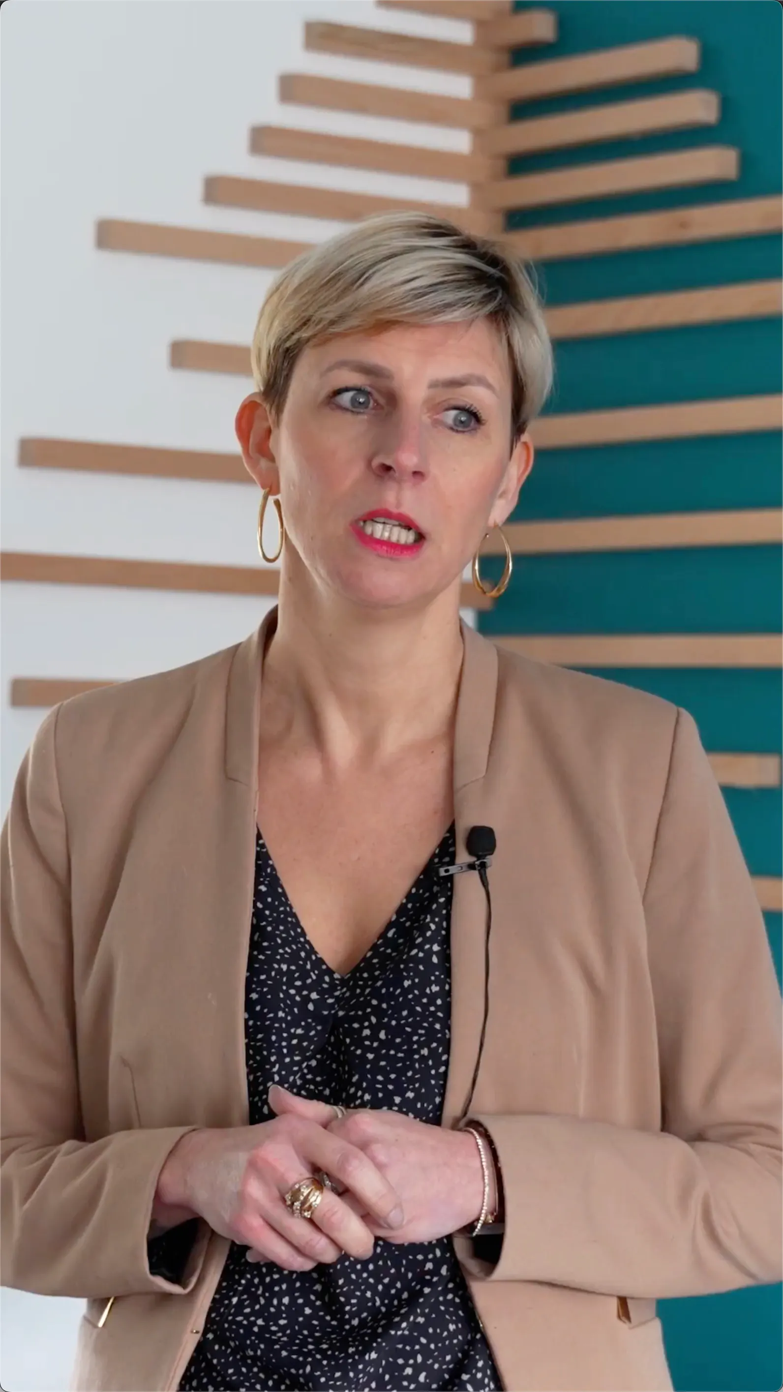 Madame Letourneur en interview entrain de parler de sa nouvelle installation d'une pompe à chaleur air/eau par Carrefour énergies