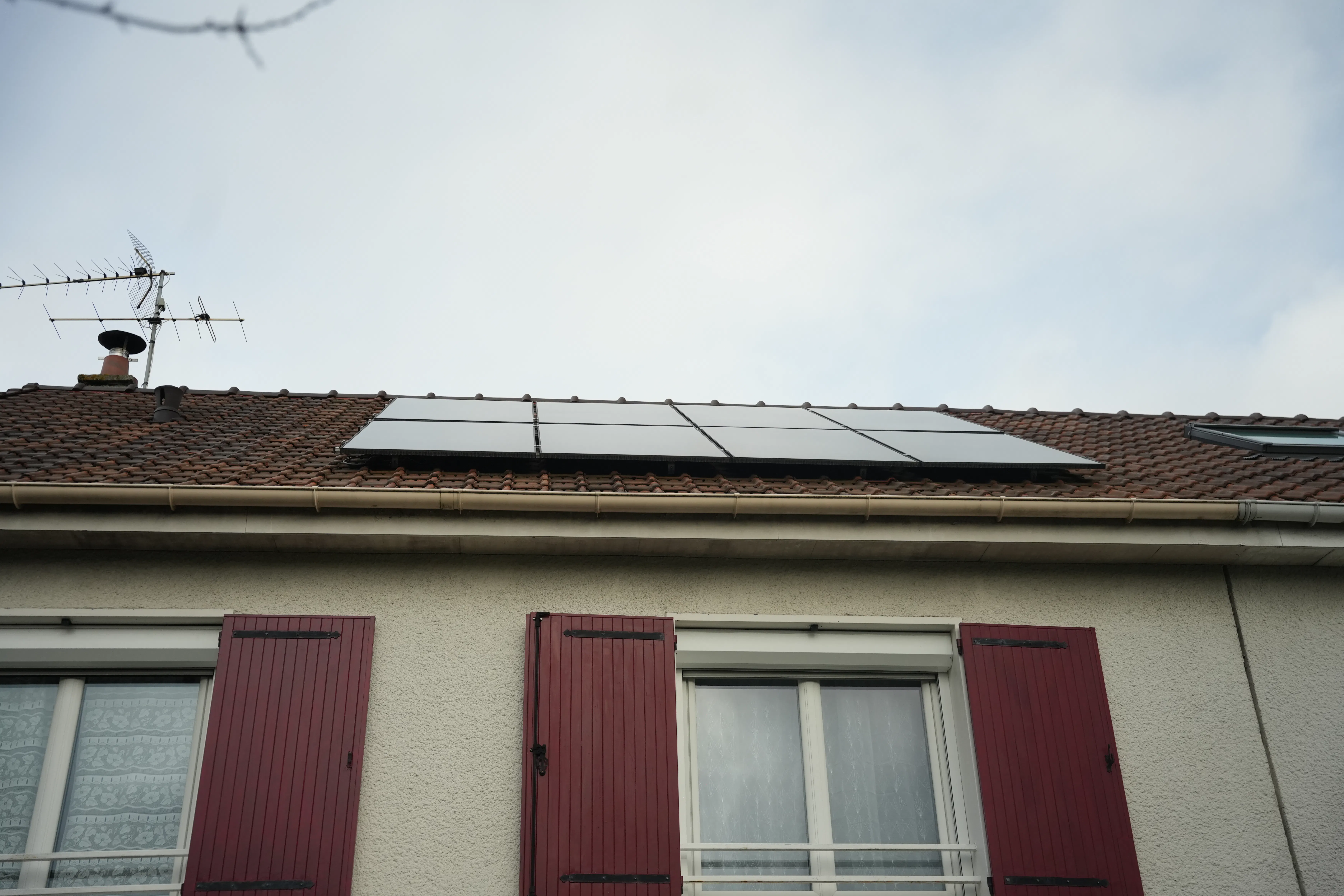 Panneaux solaires mono-cristallins installés sur toit de maison
