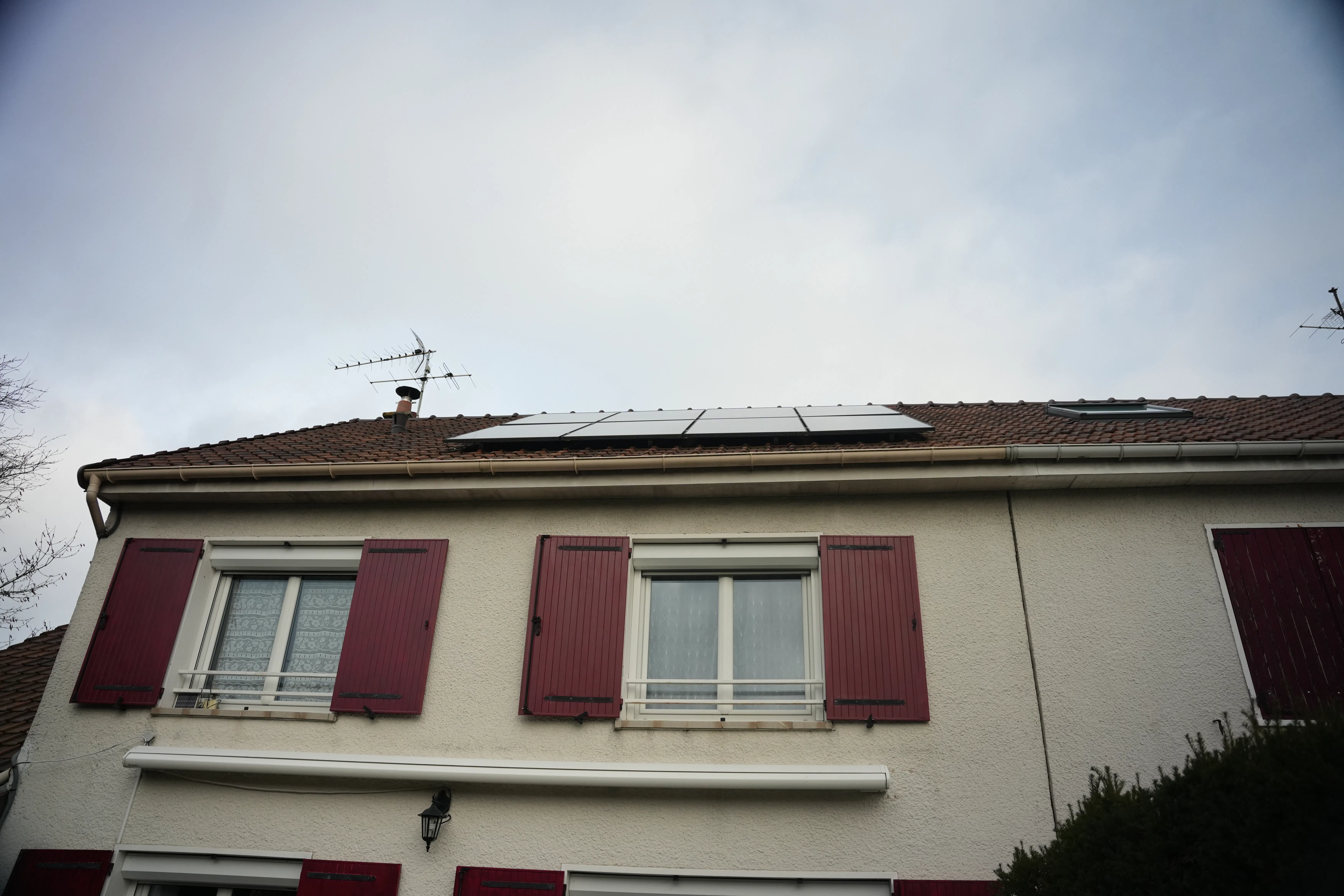 Panneaux solaires mono-cristallins installés sur toit de maison
