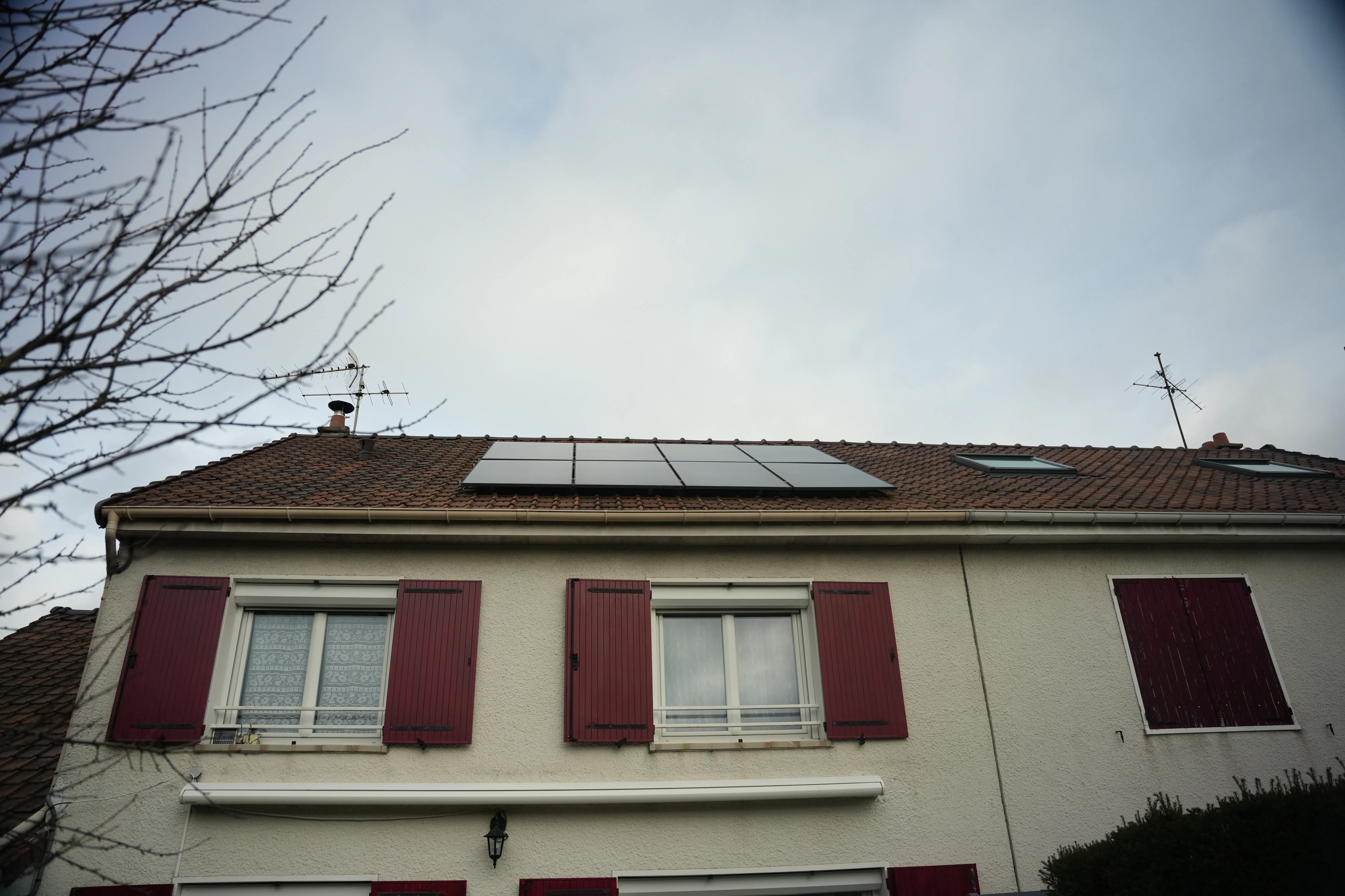 Panneaux solaires mono-cristallins installés sur toit de maison