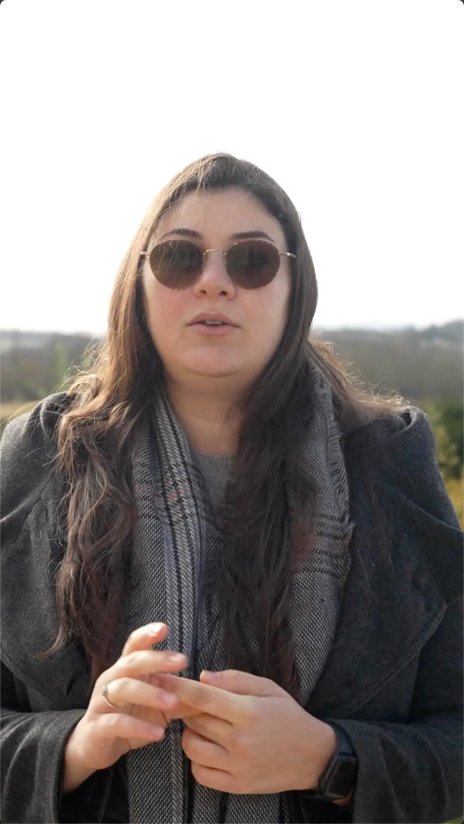 Madame Rahmeh en interview entrain de parler de sa nouvelle installation d'une pompe à chaleur air/eau par Carrefour énergies