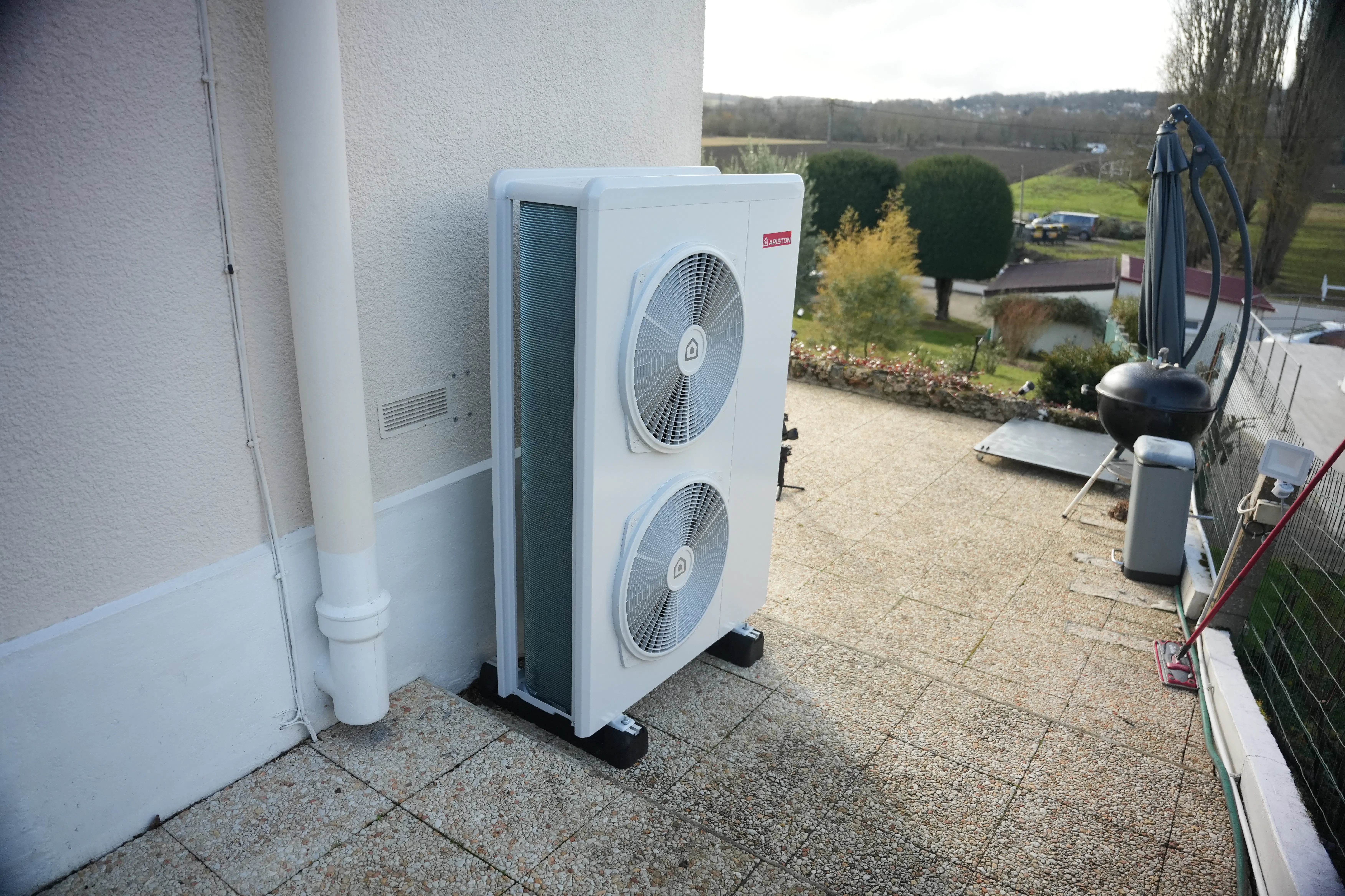 pompe à chaleur air eau installé chez madame Rahmeh sur le côté de sa maison