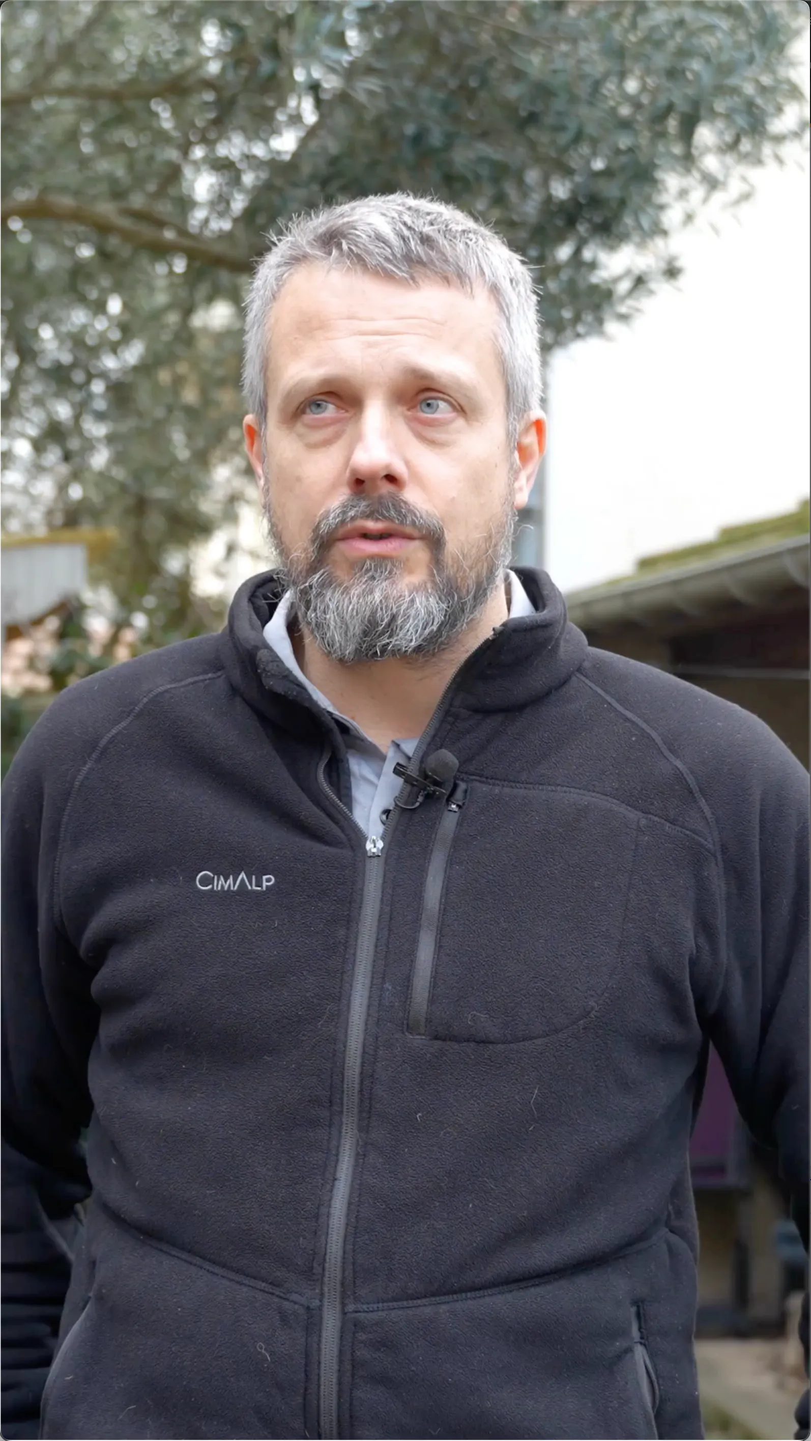 Monsieur Boyer en interview entrain de parler de sa nouvelle installation de panneaux solaires par Carrefour énergies