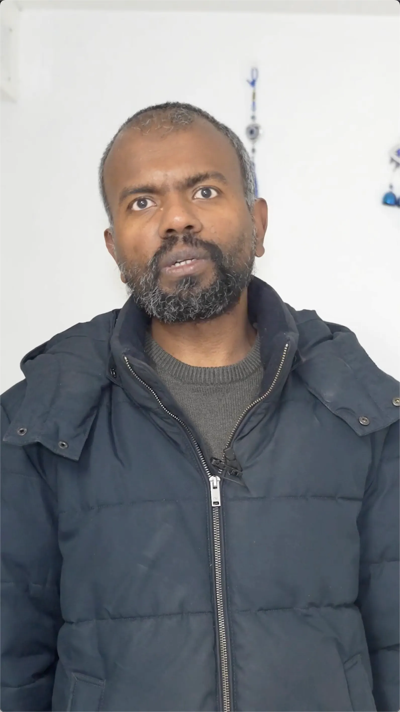 Monsieur Yogarajah en interview entrain de parler de sa nouvelle installation de pompe à chaleur air eau plus ballon thermodynamique par Carrefour énergies
