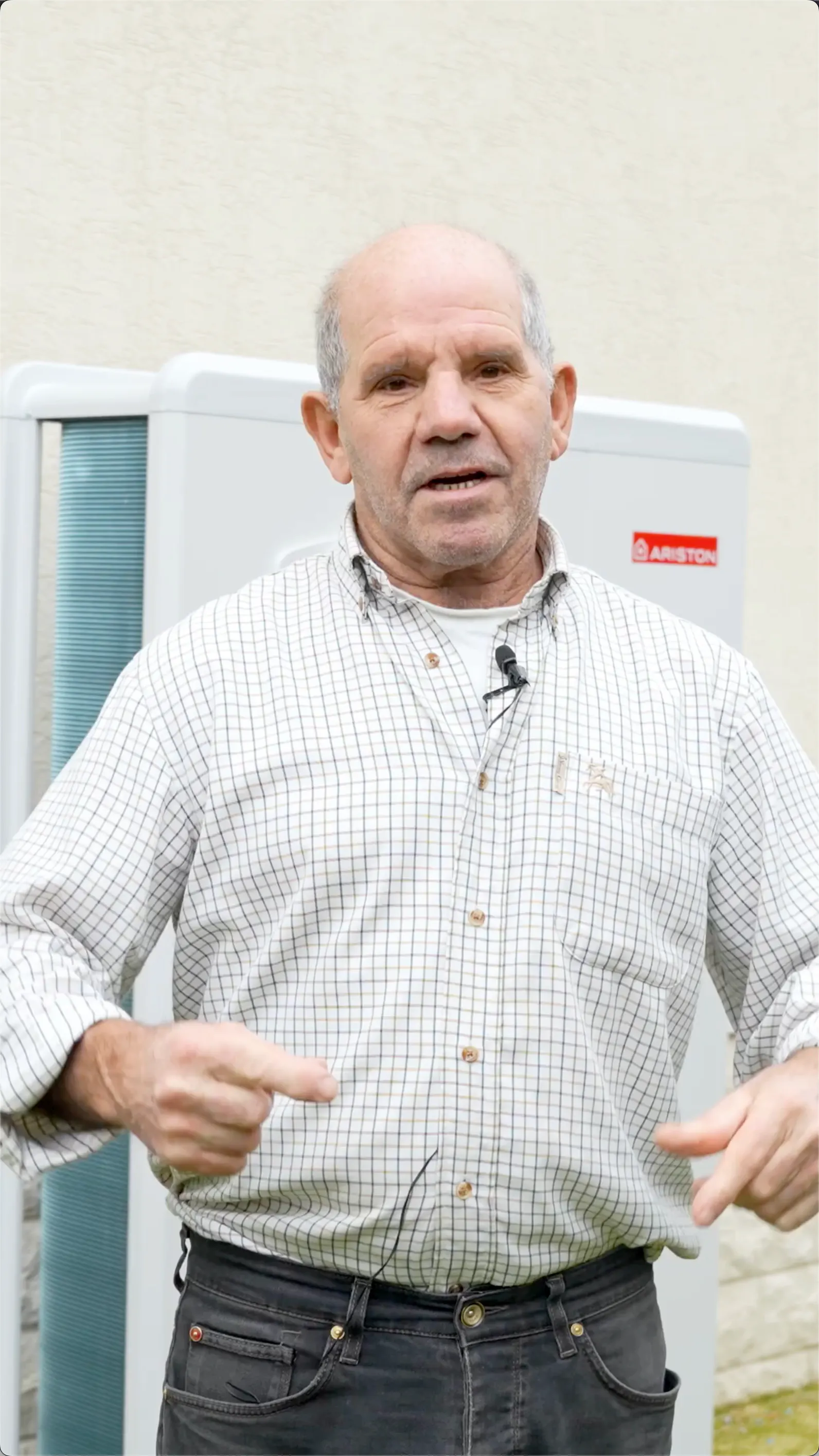 Monsieur Lopes en interview entrain de parler de sa nouvelle installation de pompe à chaleur air eau par Carrefour énergies