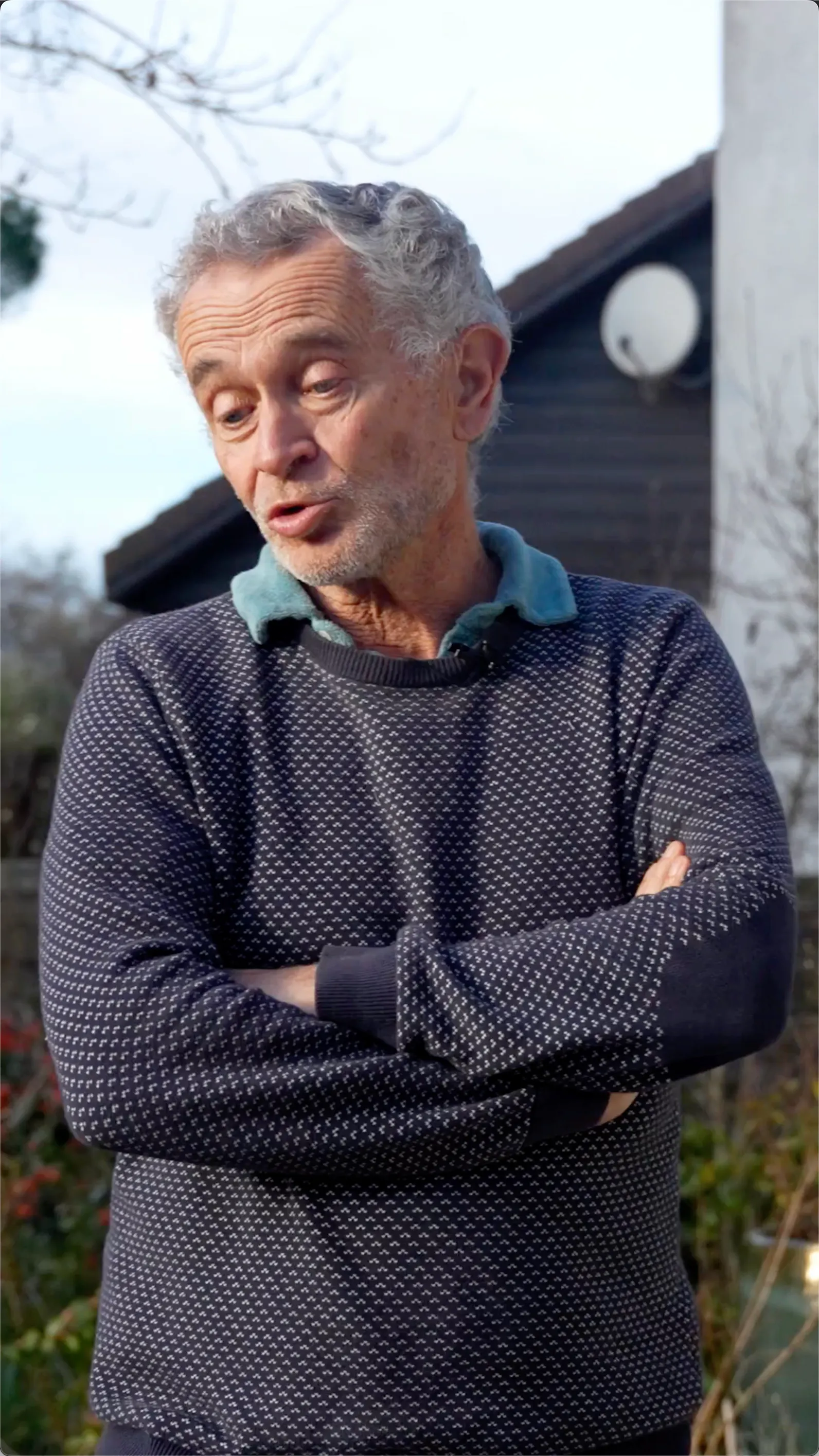 Monsieur Richer en interview entrain de parler de sa nouvelle installation de panneaux solaires par Carrefour énergies